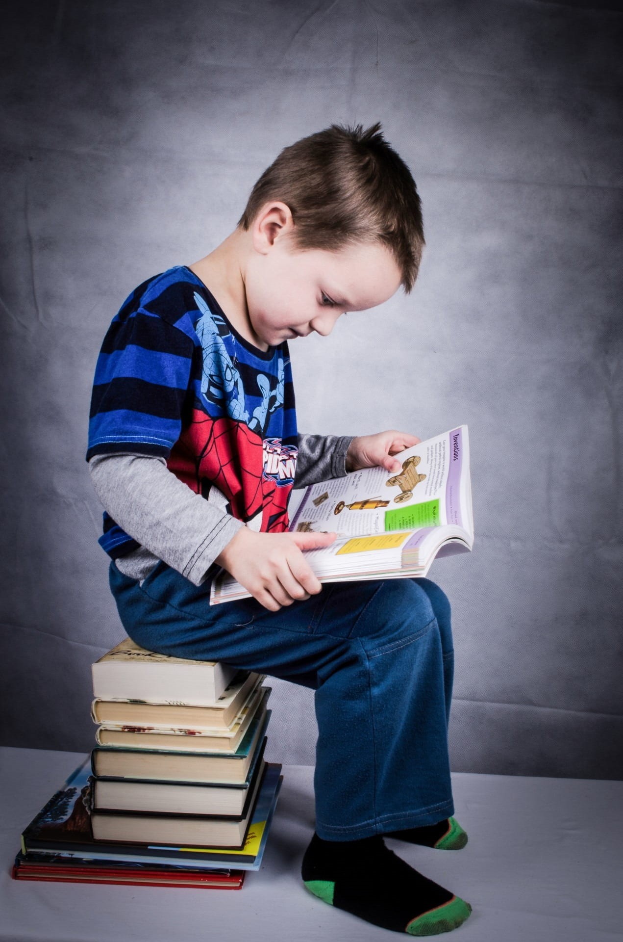 front view, cute, casual clothing, indoors, boys, preschooler, shot, white, years, studying, heavy, 1080P, men, education, full length, males, reading, Phone HD Wallpaper