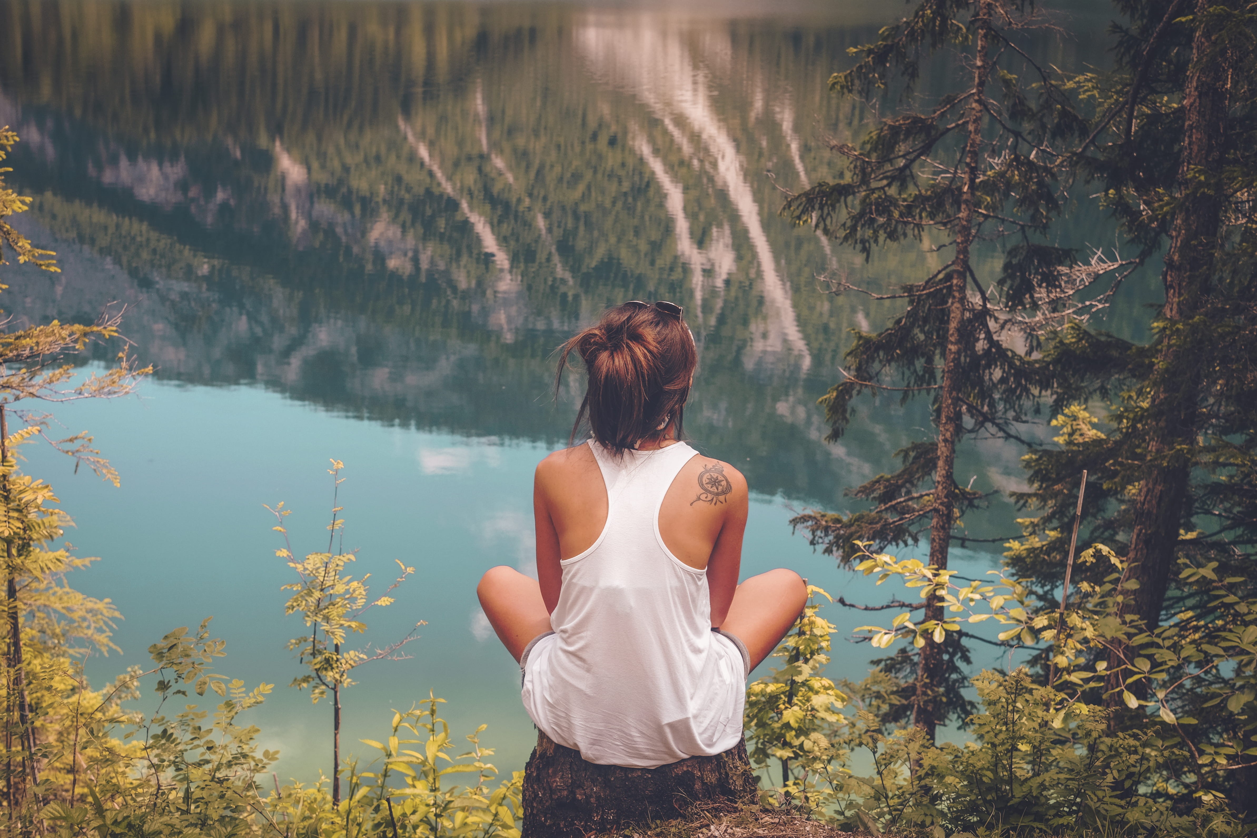 yoga, leisure activity, tank, three quarter length, women, one Person, tranquility, cliff, nature, lake, beauty, healthy Lifestyle, tank top, hairstyle, HD Wallpaper