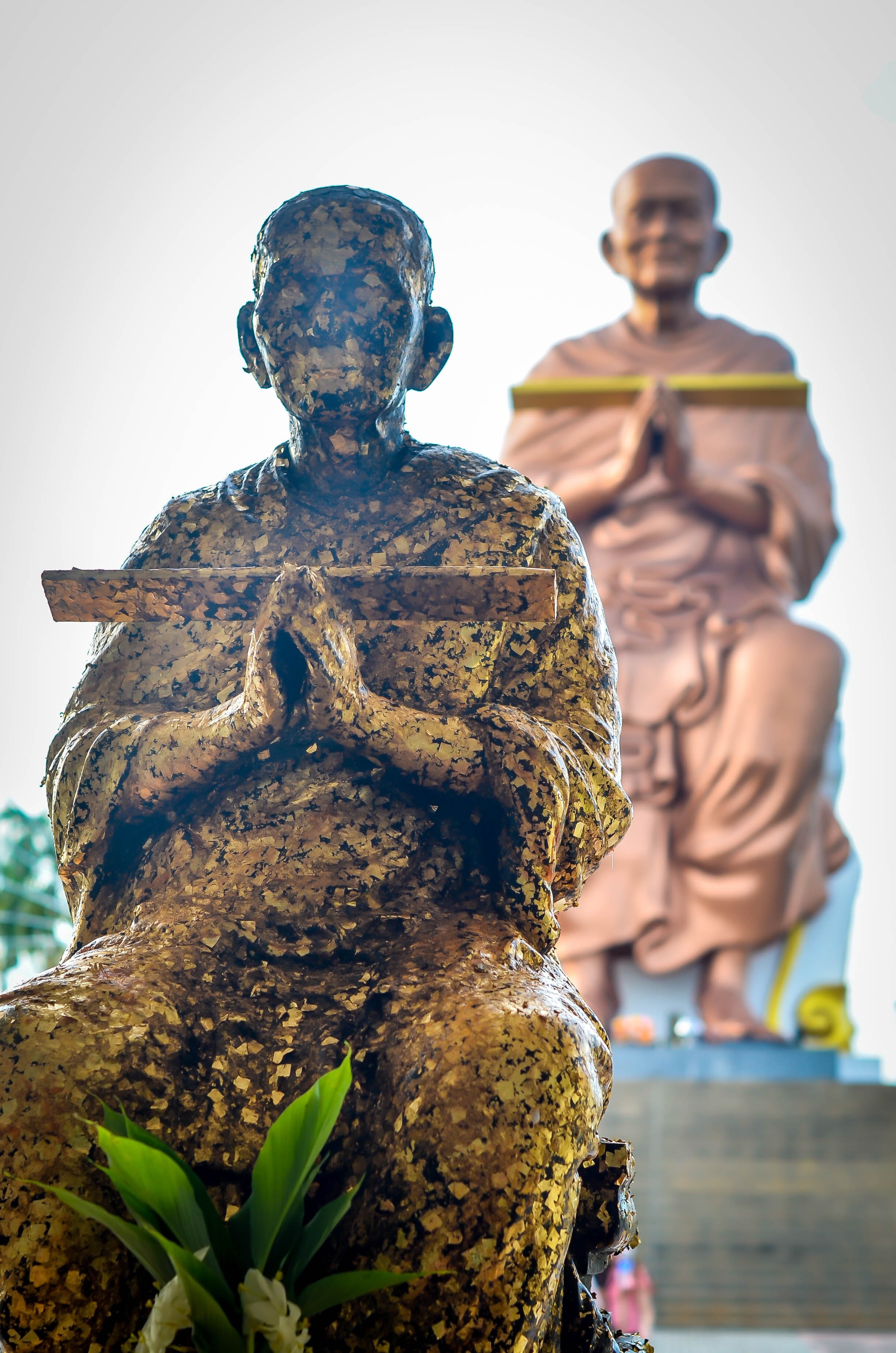 ayudhaya, gold, alms, orange, contrasting, statues, buddha, no people, thai, hand, sitting, white, young, ayutthaya, walking, traditional, 2K, tradition, Phone HD Wallpaper