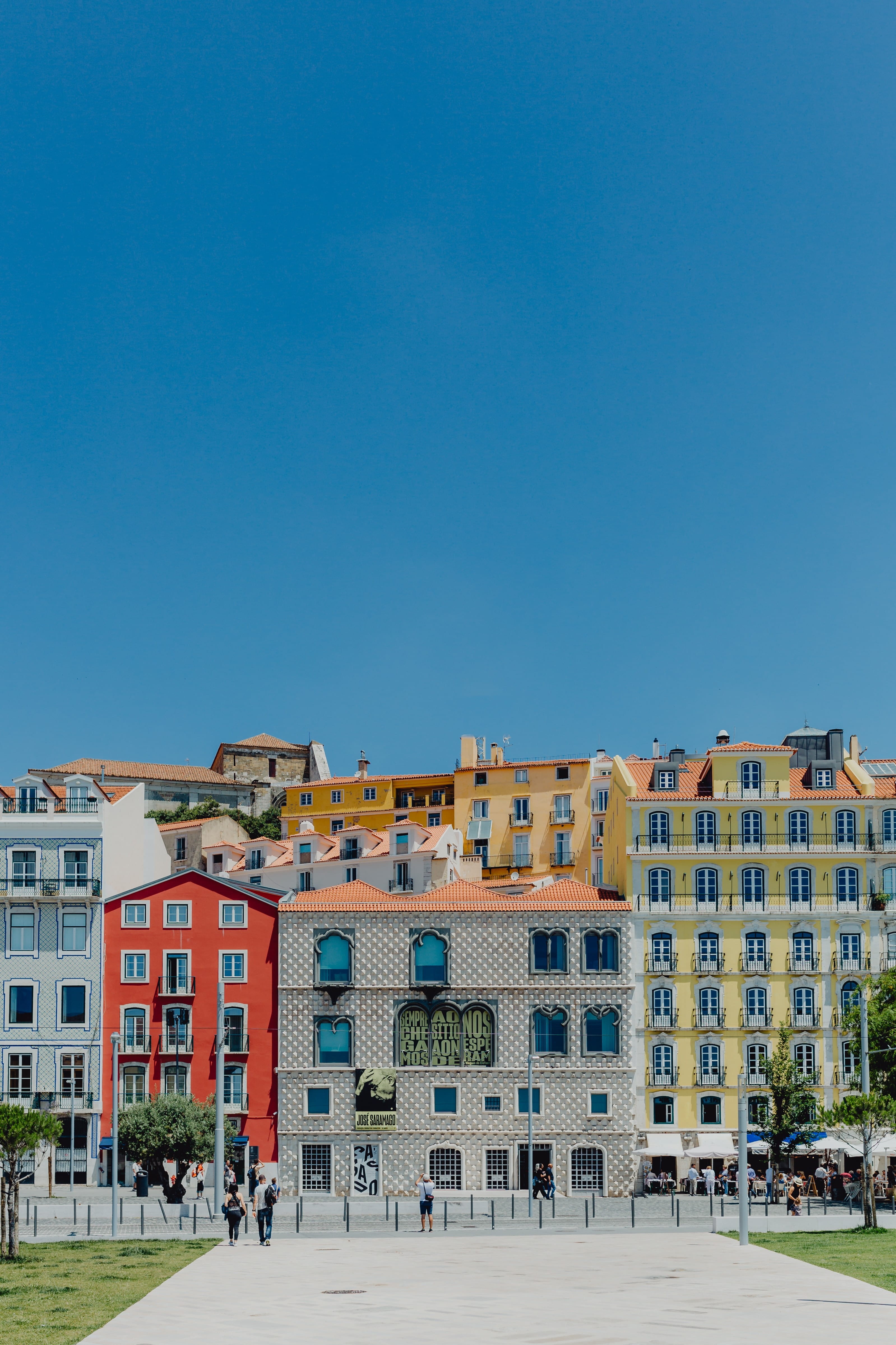 4K, building exterior, group of people, apartment, lisboa, outdoors, incidental people, real people, blue, built structure, town, people, residential district, Phone HD Wallpaper