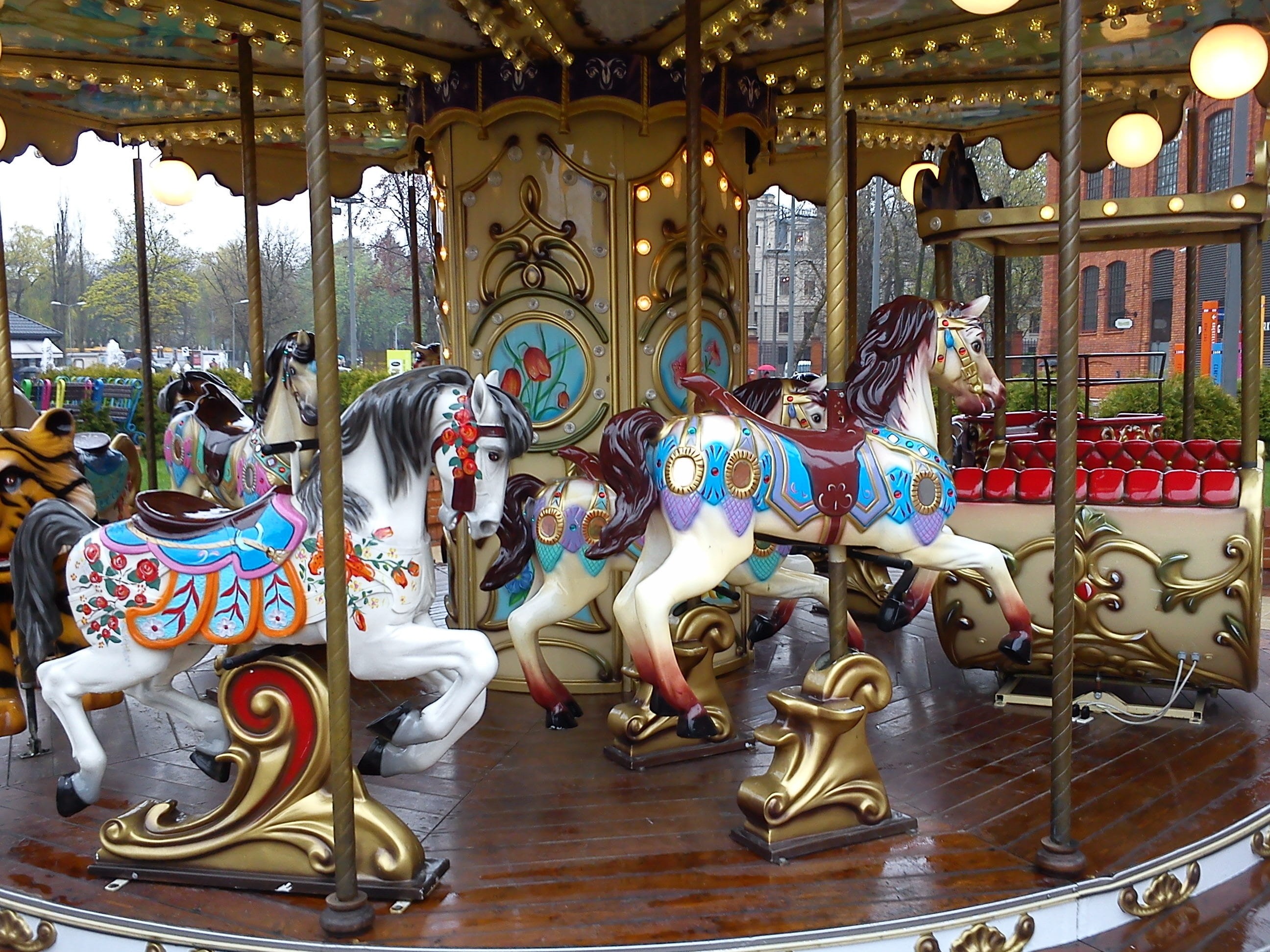 ornate, 2K, day, animal, amusement park ride, Machine, horse, illuminated, sculpture, Horses, arts culture and entertainment, outdoors, merry-go-round, HD Wallpaper