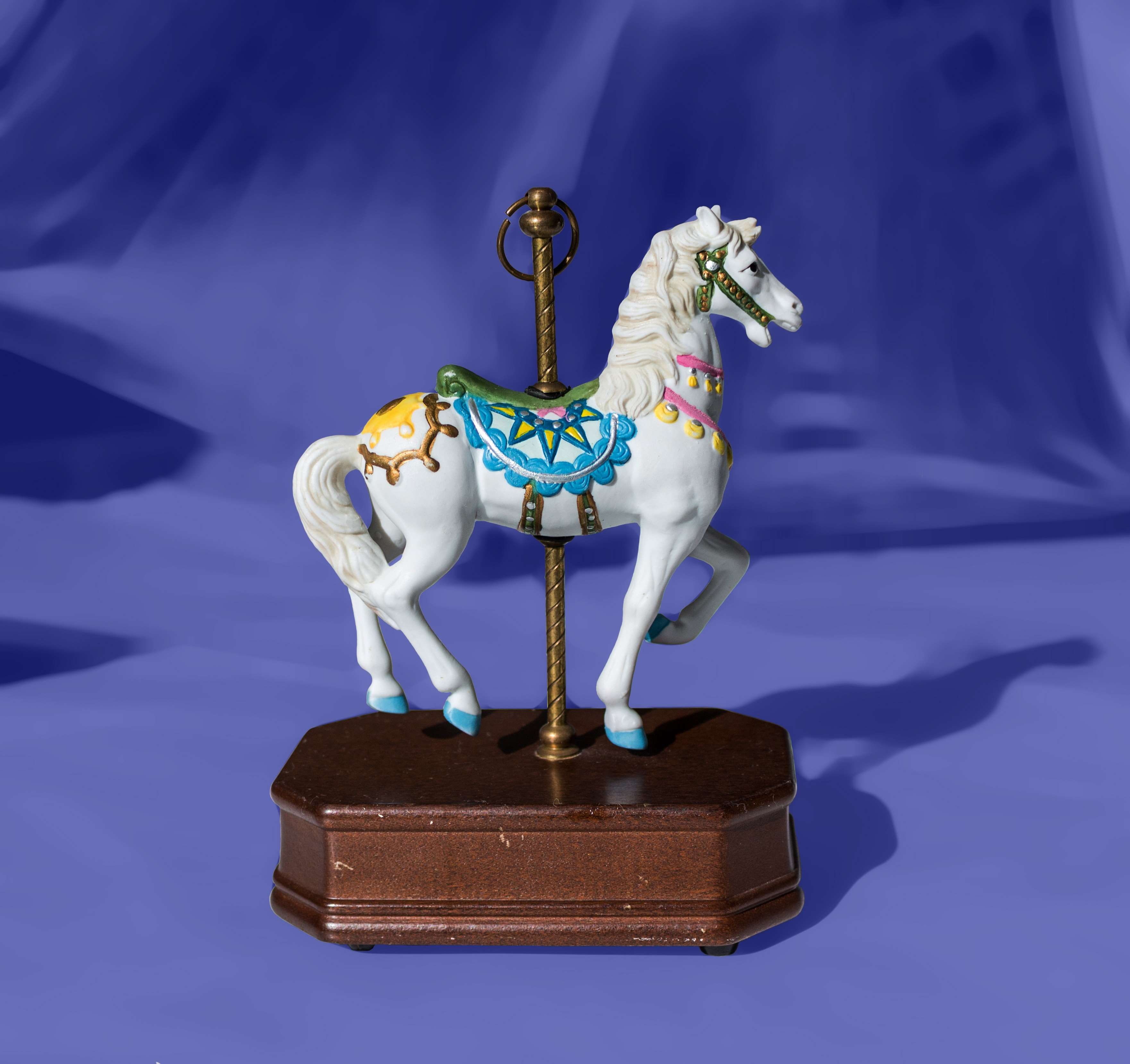 domestic animals, wealth, animal, studio shot, vintage, currency, porcelain horse, representation, no people, 2K, finance, table, animal themes, antique, HD Wallpaper