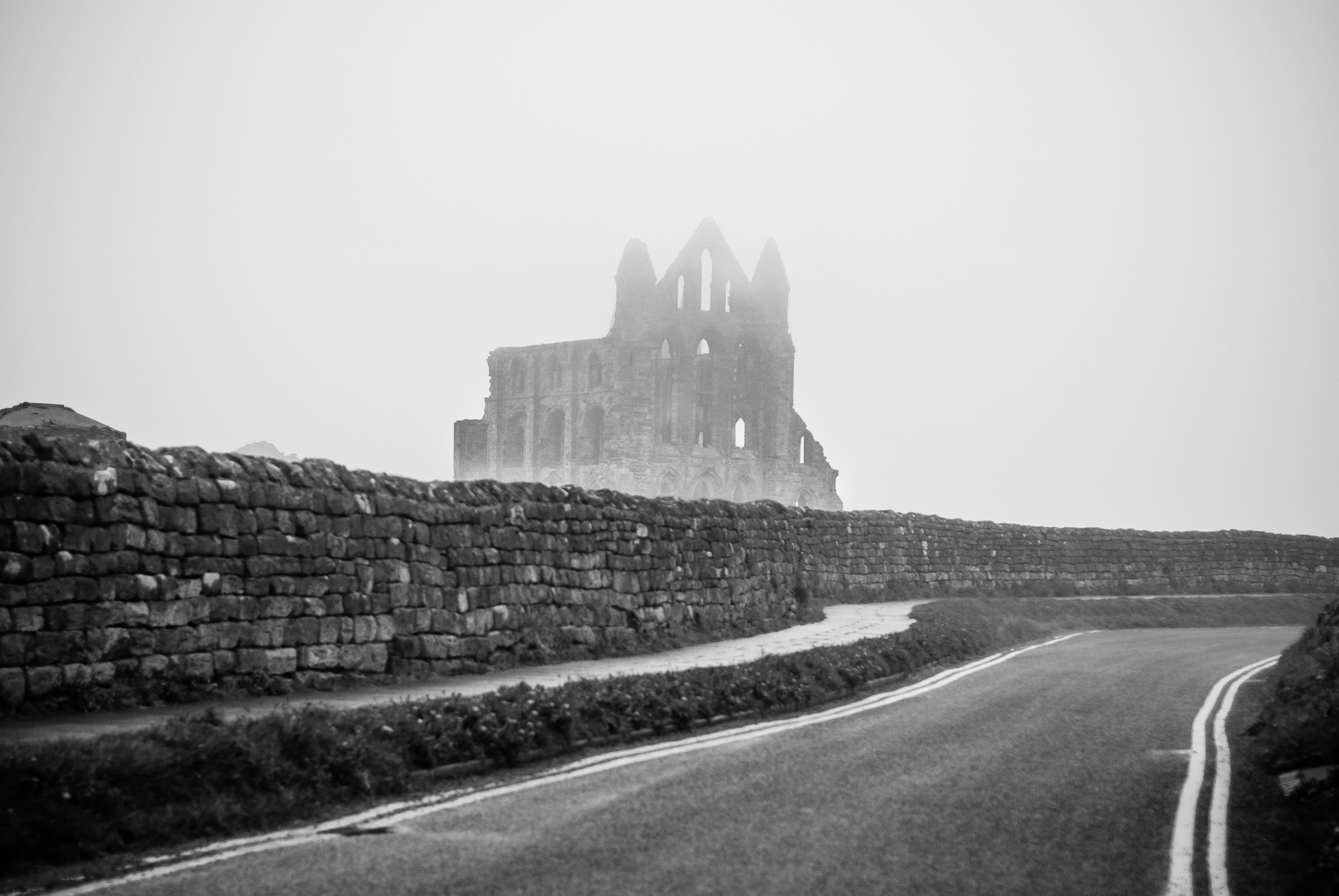 the past, history, sky, stones, travel, rocky, Ruins, road, Abbey, building exterior, ruined, whitby, Black And White, outdoors, Whitby, mysterious, architecture, HD Wallpaper