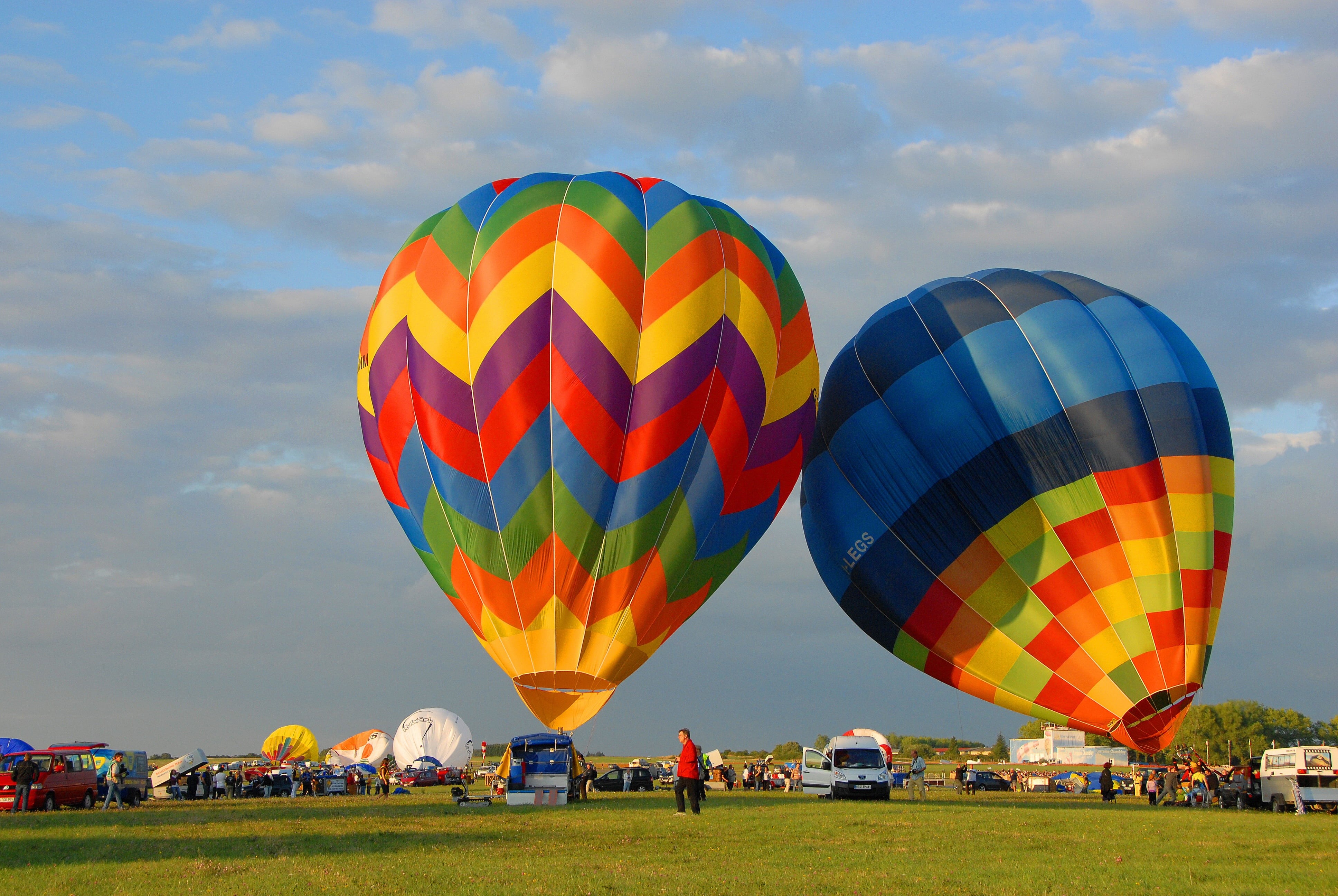 red, 4K, incidental people, hot, ball, flying, sky, field, leisure activity, group of people, prairie, color, fire, aeronaut, gas, blue, nature, inflate, HD Wallpaper