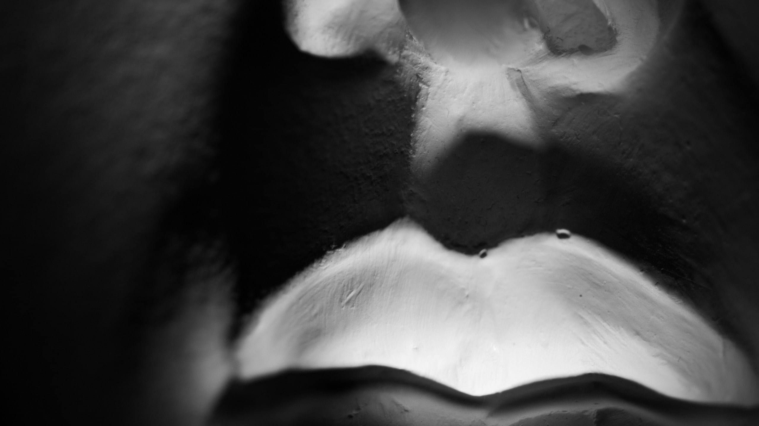 chiaroscuro, face, plaster, black, 2K, gray, white, lips, monochrome, sculpture, statue, HD Wallpaper