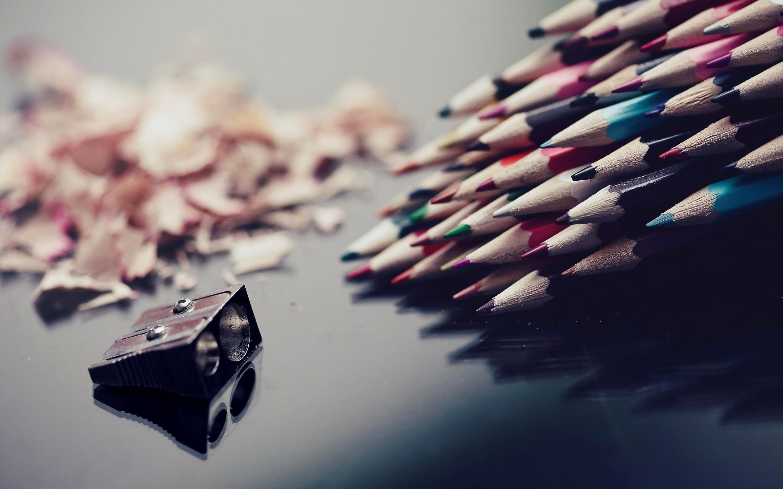 personal accessory, 2K, depth of field, writing instrument, colors, no People, single Object, art and craft, backgrounds, pencil, color, in a row, pile, HD Wallpaper