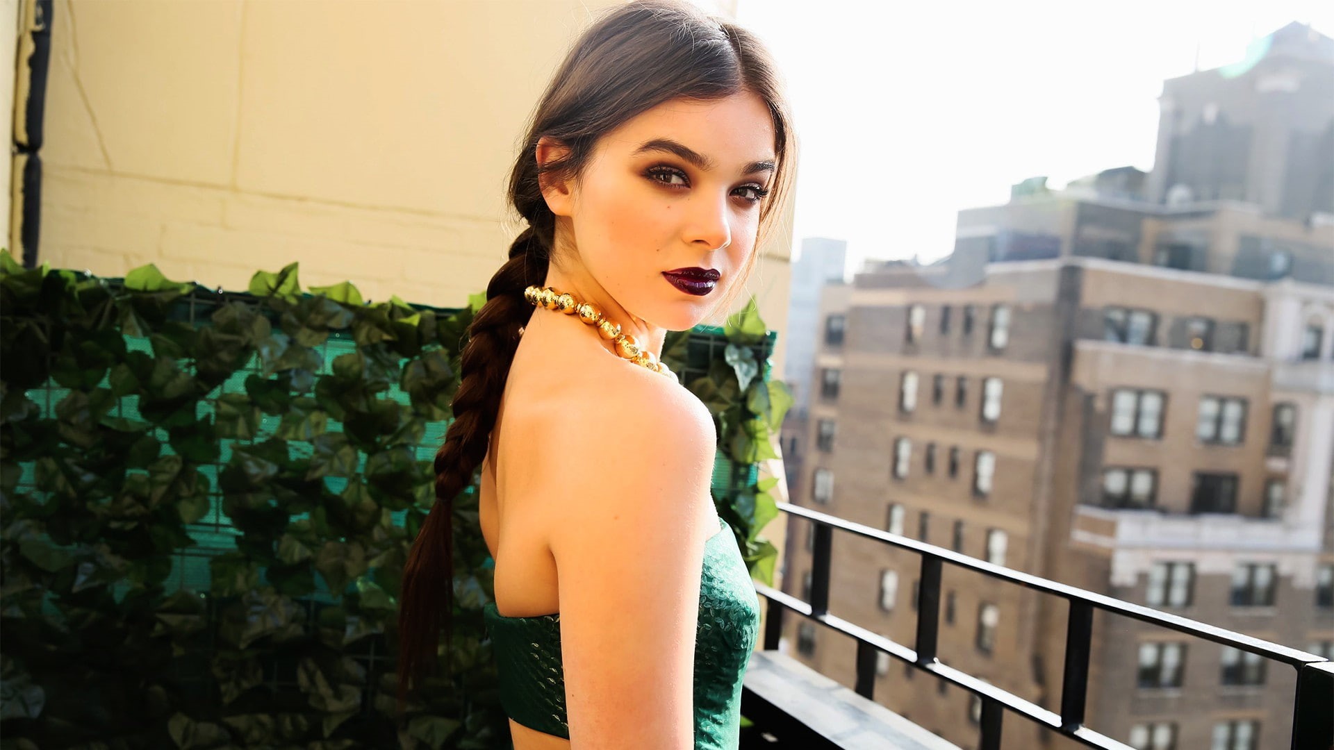 lipstick, young women, built structure, looking at camera, focus on foreground, Hailee Steinfeld, outdoors, leisure activity, 1080P, Braided hair, beauty, HD Wallpaper