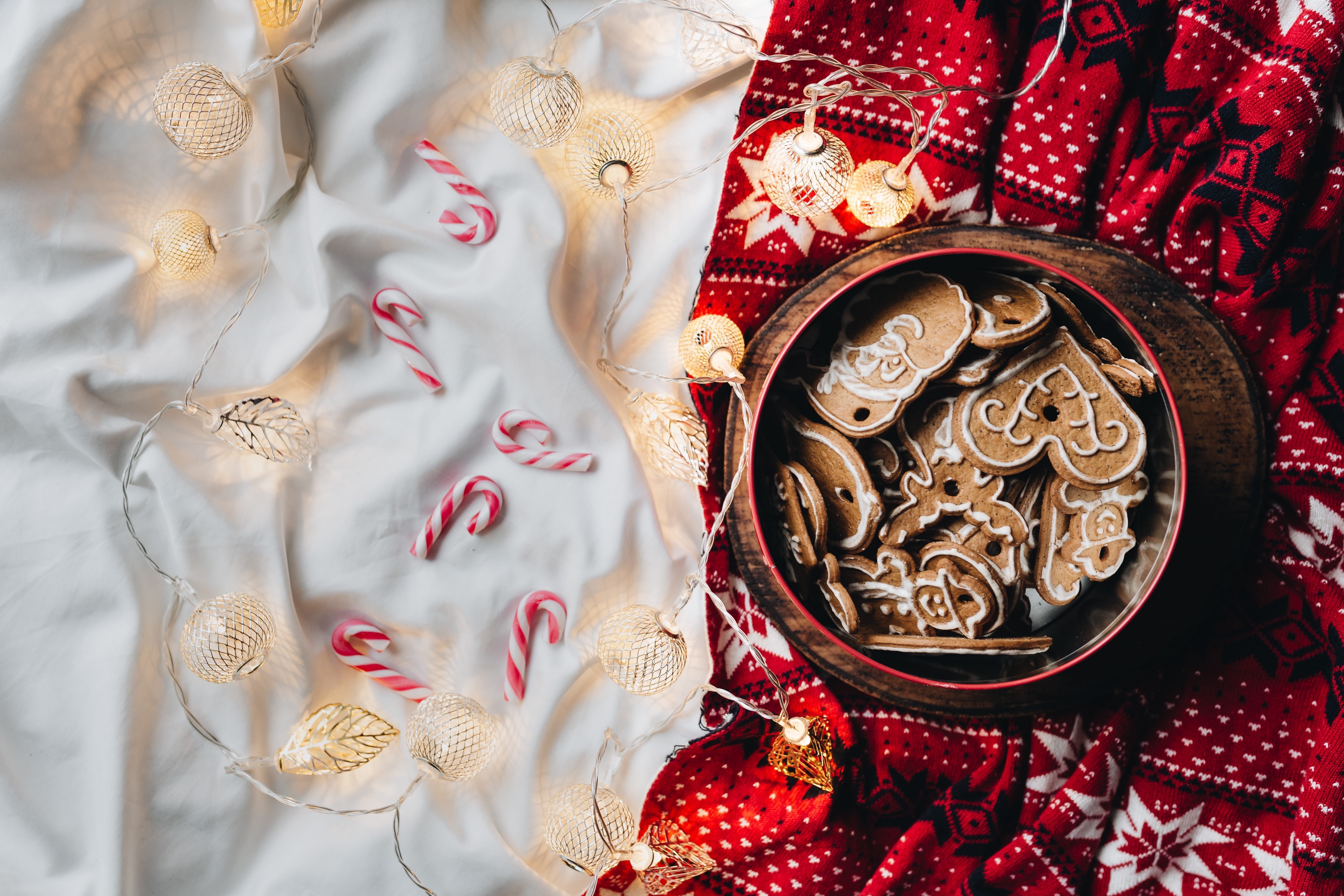 clothing, ornate, high angle view, xmas, december, textile, sweet, red, representation, gingerbread, floral pattern, art and craft, celebration, holiday, HD Wallpaper