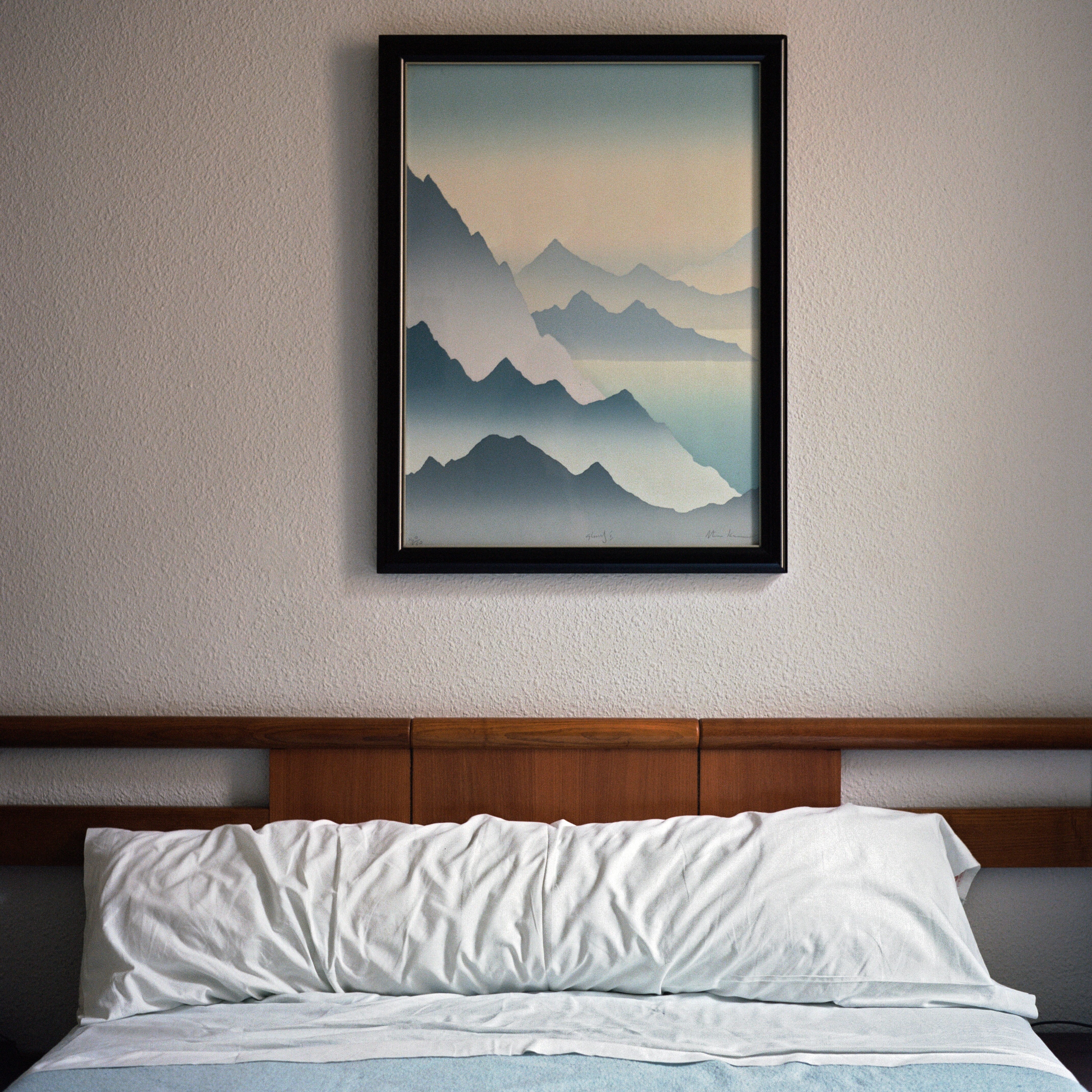 bedroom, technology, relaxation, headboard, drawing, no people, home interior, duvet, day, sheet, cozy, comfortable, 4K, art, mountain, near, furniture, Phone HD Wallpaper