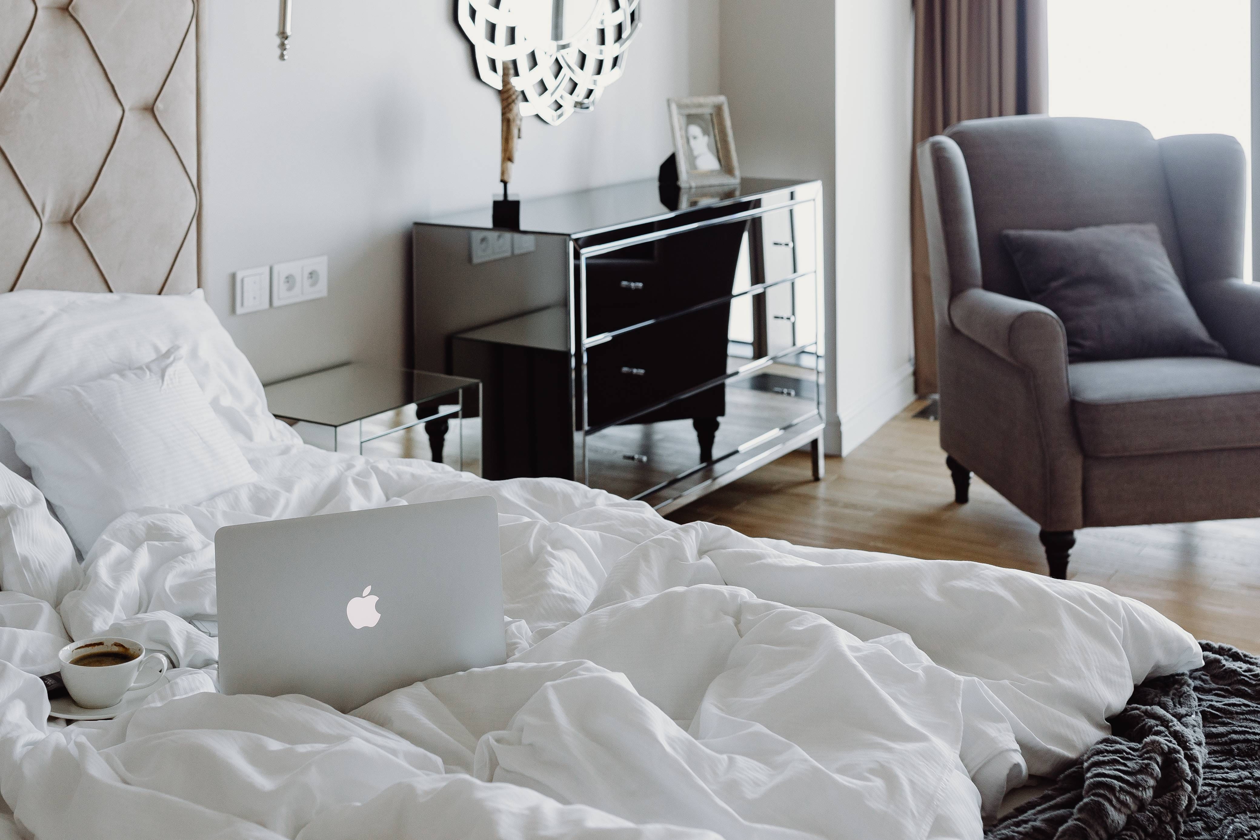 absence, breakfast, double Bed, coffee, headboard, still life, bedroom, white color, white, bed, comfortable, empty, Apple, notebook, relaxation, modern, HD Wallpaper