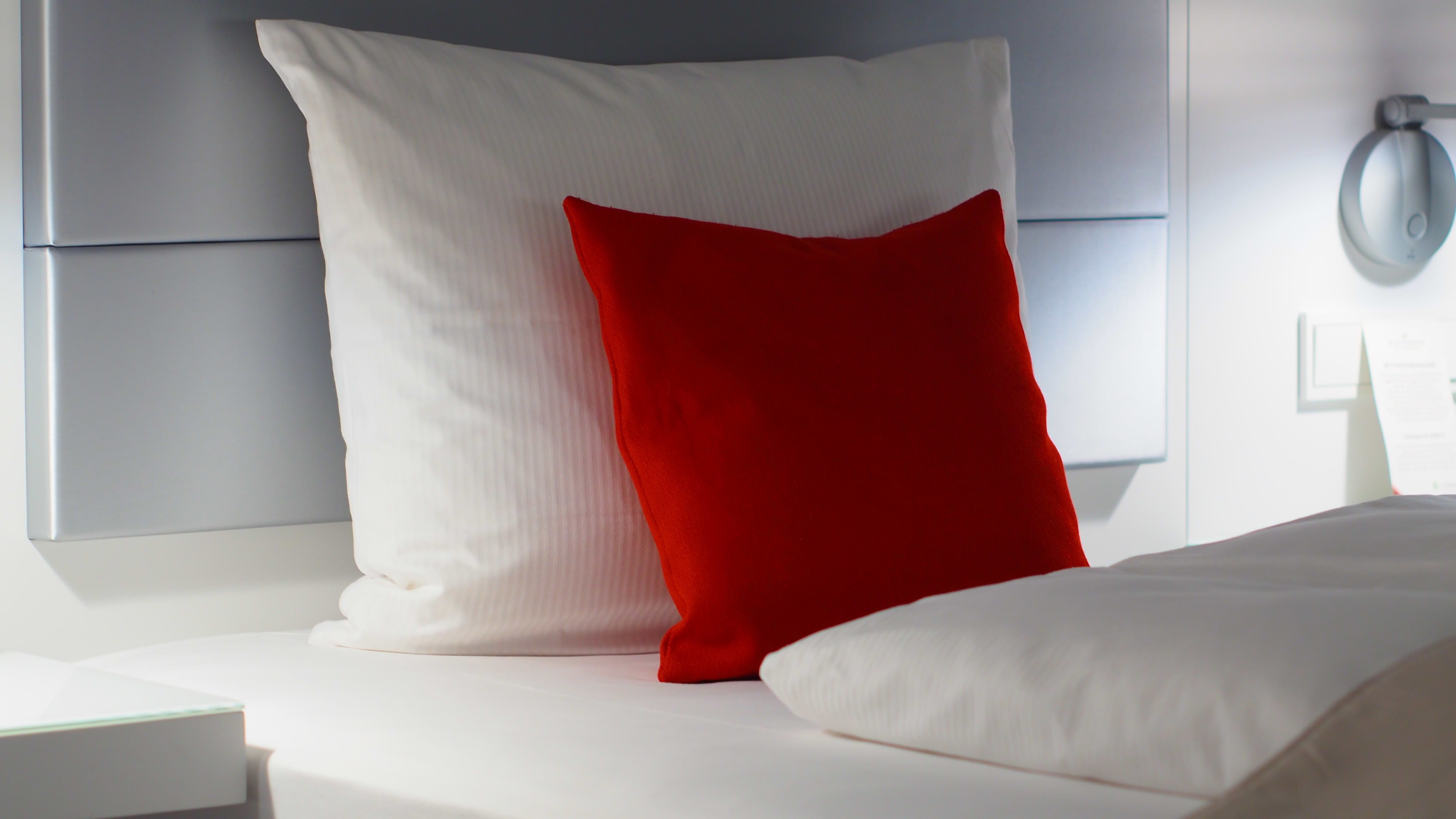 room, pillow, hotel, bedroom, stuffed, interior design, cozy, hotel room, comfort, bed, domestic room, architecture, cushion, indoors, pillows, white, textile, HD Wallpaper