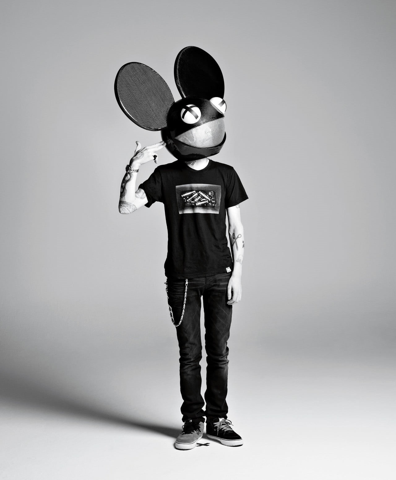 standing, holding, black, deadmau5, head, gray background, electronic music, indoors, casual clothing, men, innocence, jeans, looking at camera, studio shot, Phone HD Wallpaper