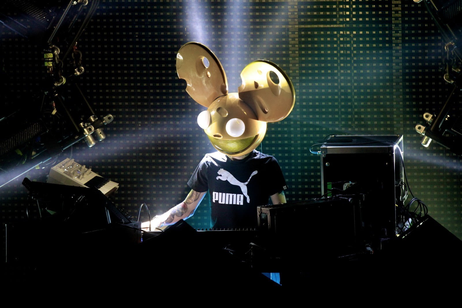 occupation, shirt, t, balloon, stage, childhood, fun, males, 720P, representation, s, puma, toy, human representation, men, one person, table, music, white, HD Wallpaper