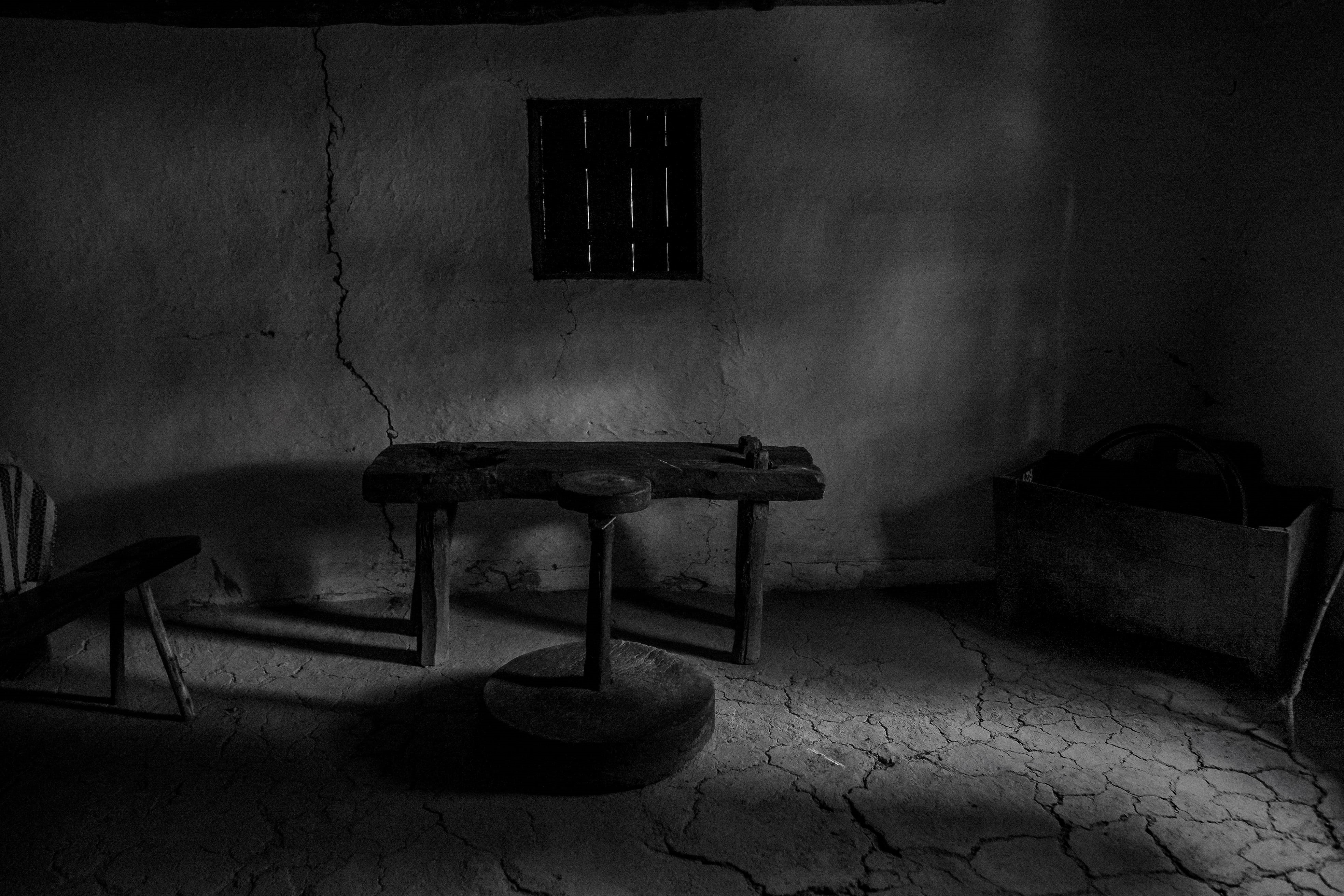 loneliness, old fashion, table, vintage, black and white, domestic room, cellar, home interior, window, architecture, abandoned, alone, wall - building feature, HD Wallpaper