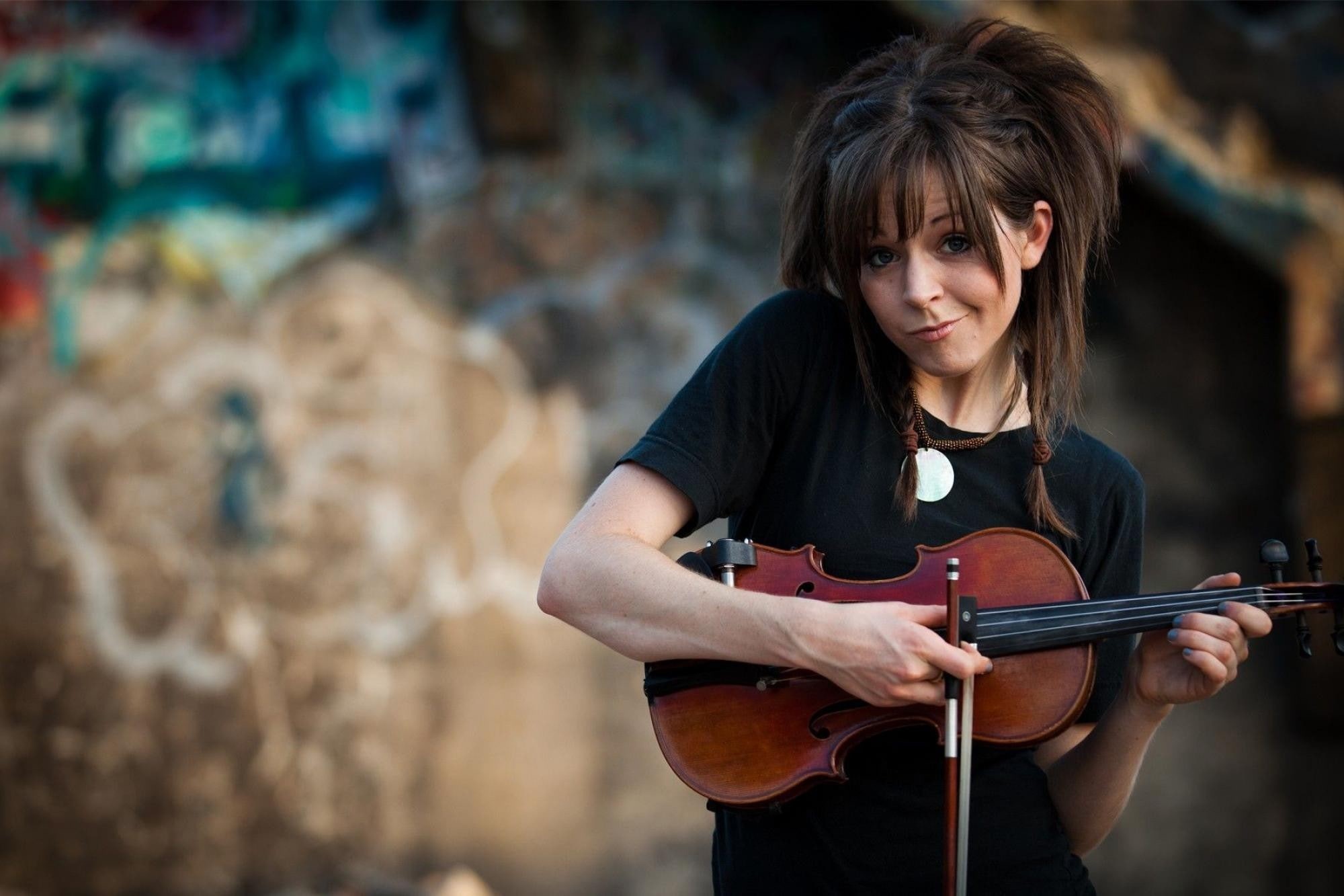 focus on foreground, looking at camera, portrait, artist, women, arts culture and entertainment, adult, violin, string instrument, happiness, skill, music, HD Wallpaper