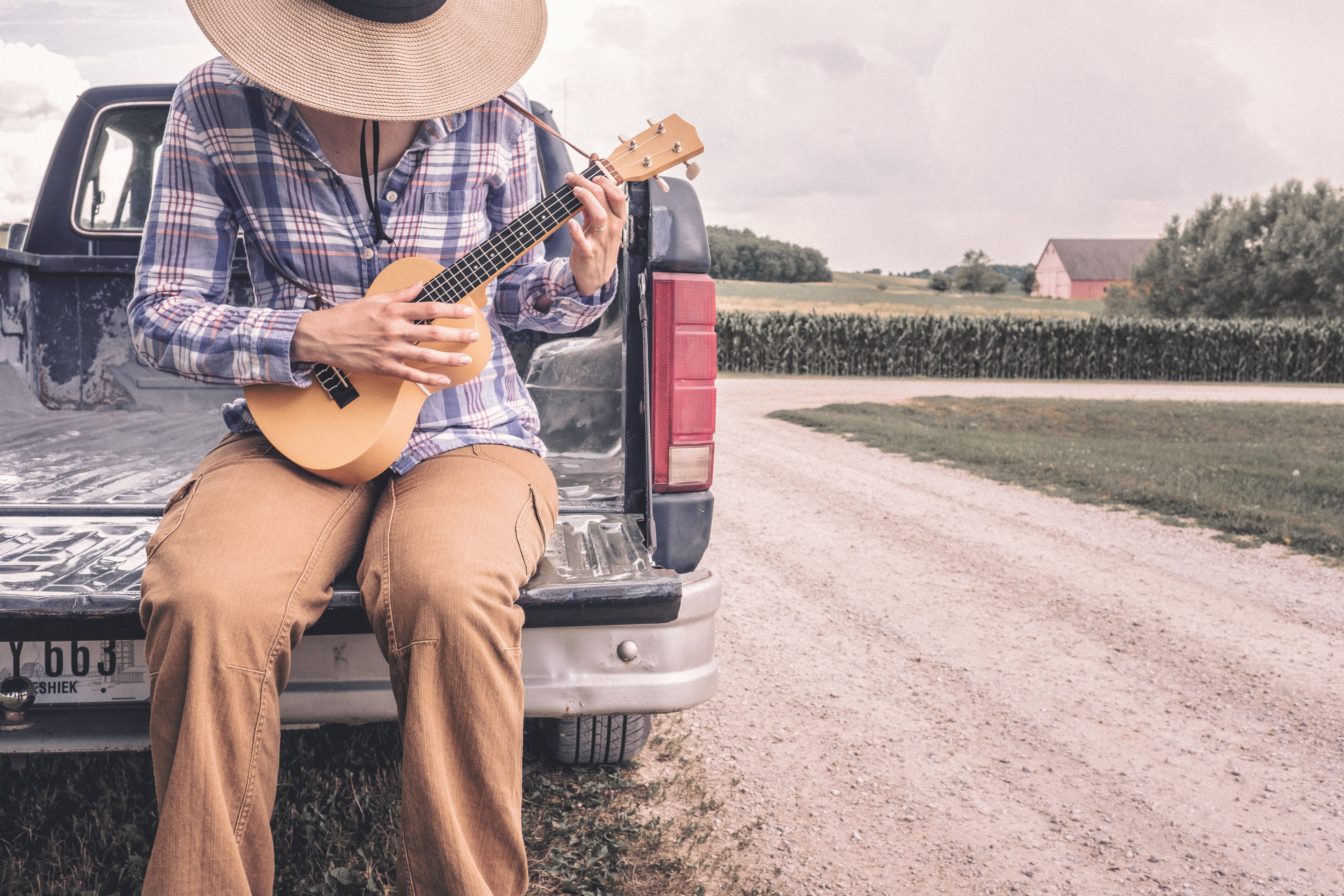 farmer, women, day, bed, plucking An Instrument, ukulele, truck, caucasian Ethnicity, transportation, sitting, fashion, barn, men, person, music, hat, mode of transportation, HD Wallpaper