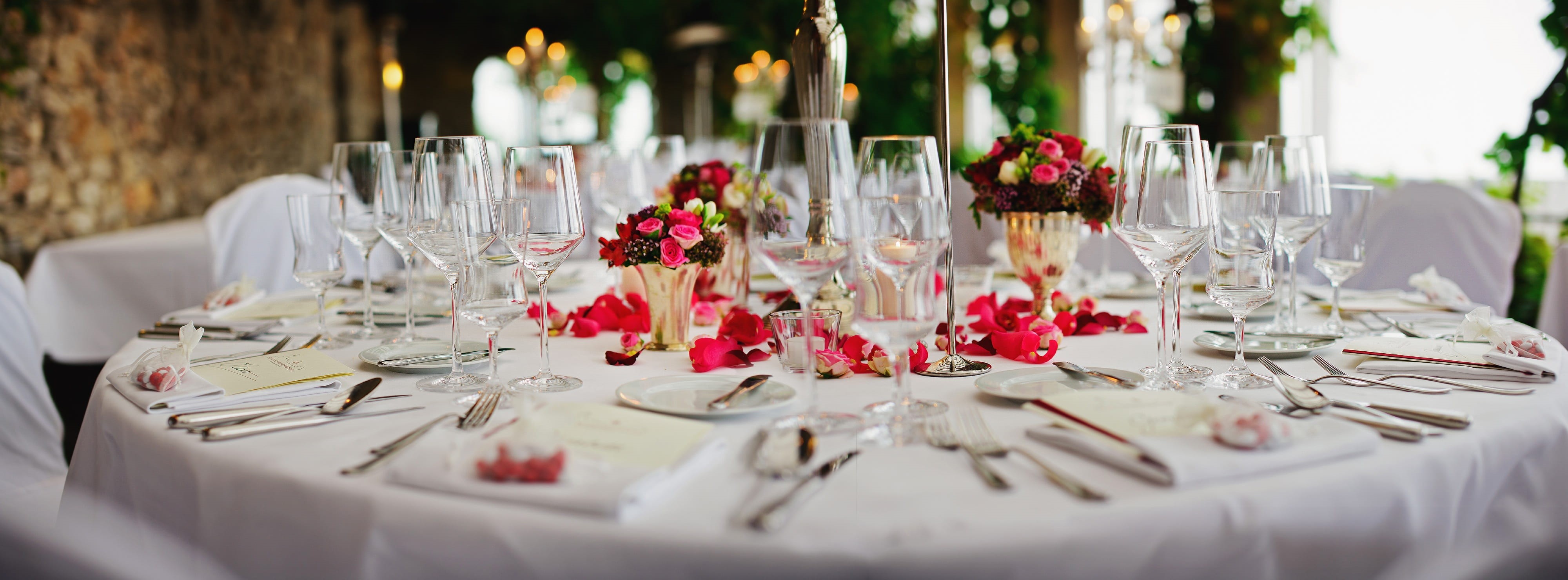 noble, champaign, 4K, restaurant, glass, flowers, decoration, food, no people, outdoors, hotel, luxury, plate, silver, wineglass, party, event, crockery, HD Wallpaper