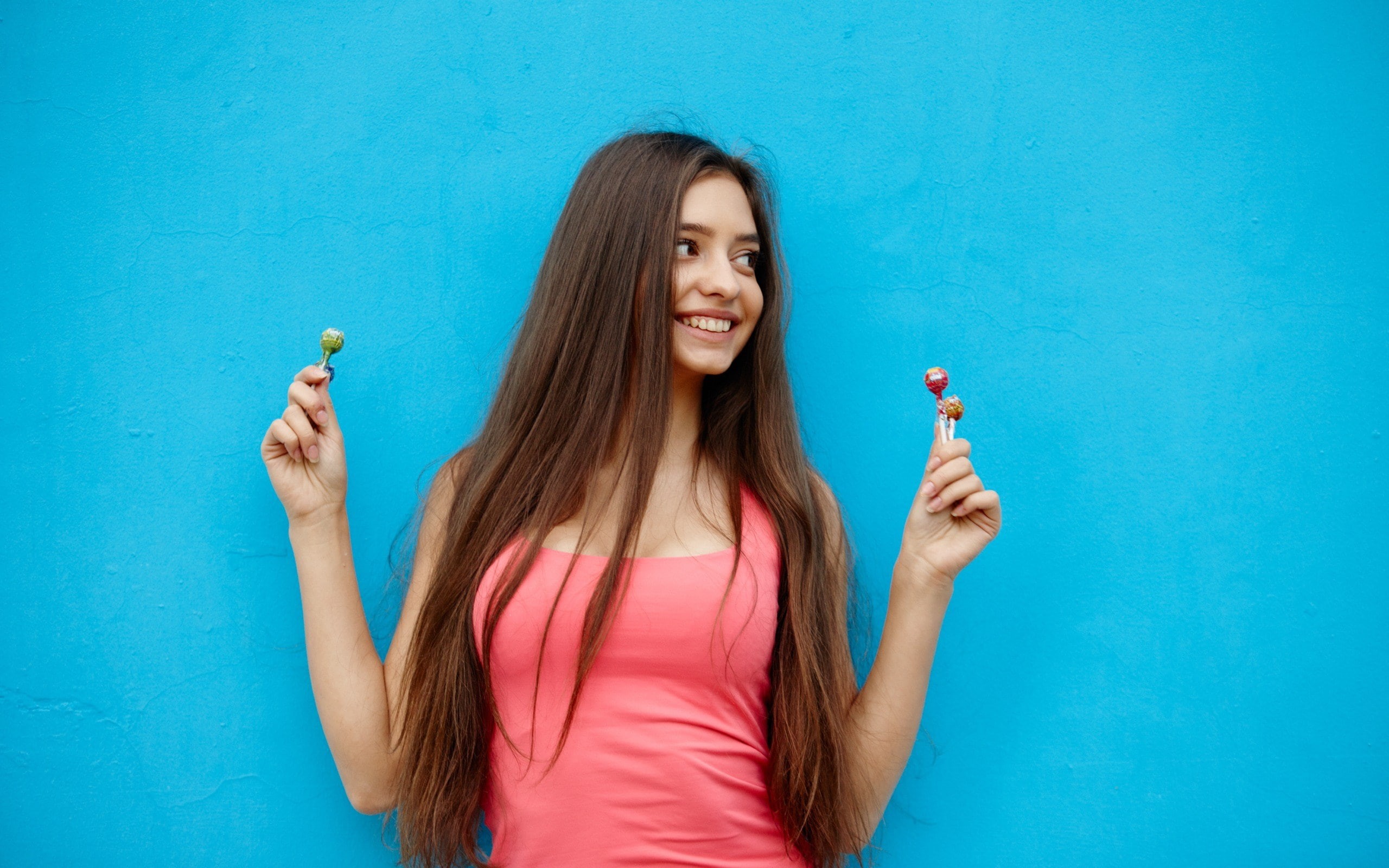 portrait, brown hair, looking at camera, hairstyle, blue background, hair, image girl 2560x1600, happiness, smiling, beautiful woman, 2K, holding, temptation, HD Wallpaper