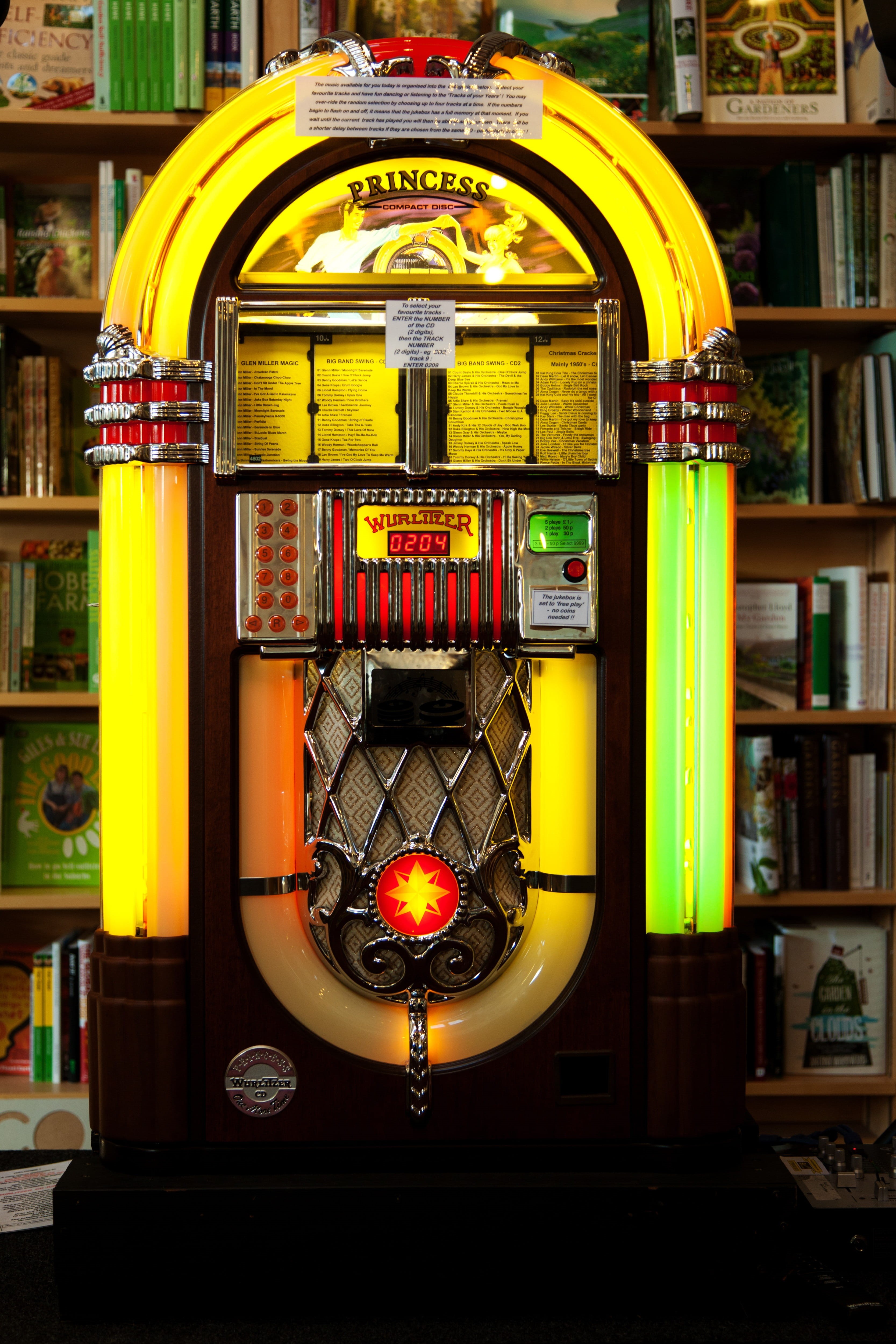 history, turned on, turned, vintage, no people, close-up, play, nostalgic, architecture, retro styled, record, day, juke, building, retro, stereo, jukebox, Phone HD Wallpaper