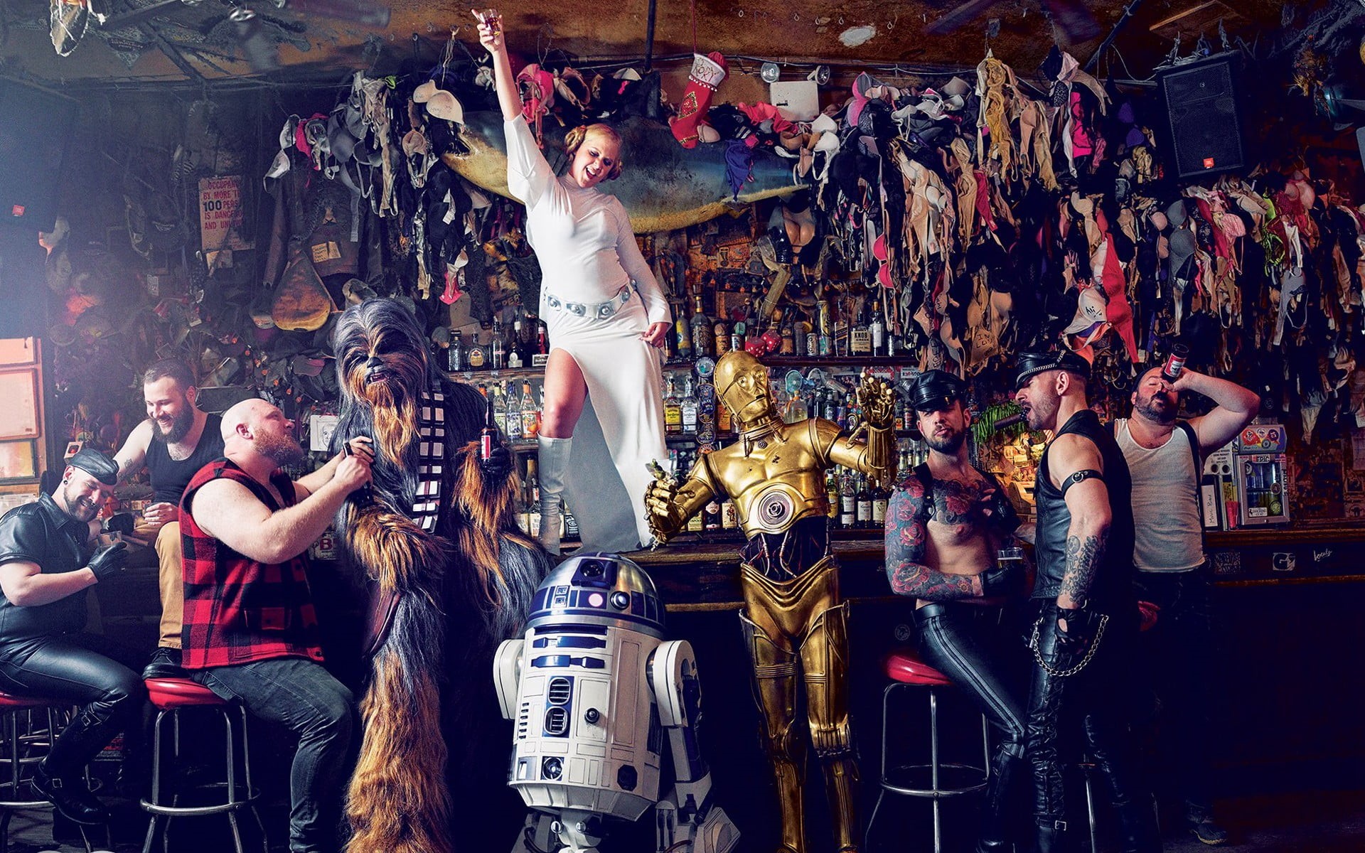 GQ Magazine, young women, enjoyment, Chewbacca, bars, event, arts culture and entertainment, C-3PO, d, human arm, group of people, crowd, R2-D2, HD Wallpaper