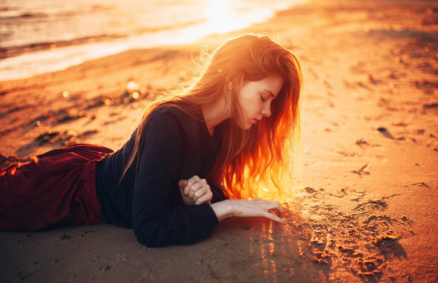 model, black, redhead, profile, teenager, adult, lying down, sweatshirt, sunlight, shadow, wavy hair, depression - sadness, brunette, human body part, red lipstick, HD Wallpaper