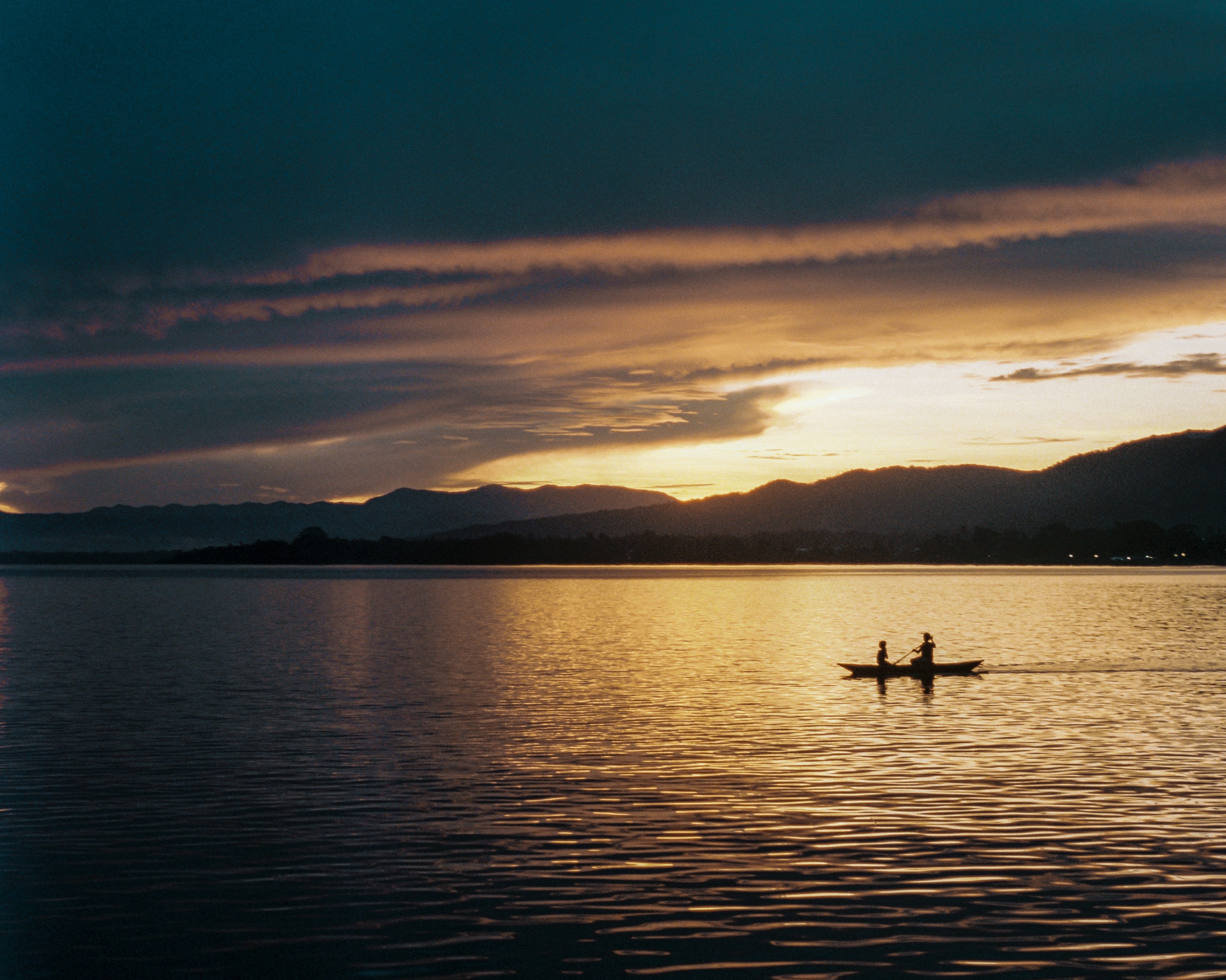 beauty in nature, people, silhouette, reflection, mode of transportation, transportation, tranquil scene, sky, water, rowing, two people, canoe, lake, png, HD Wallpaper