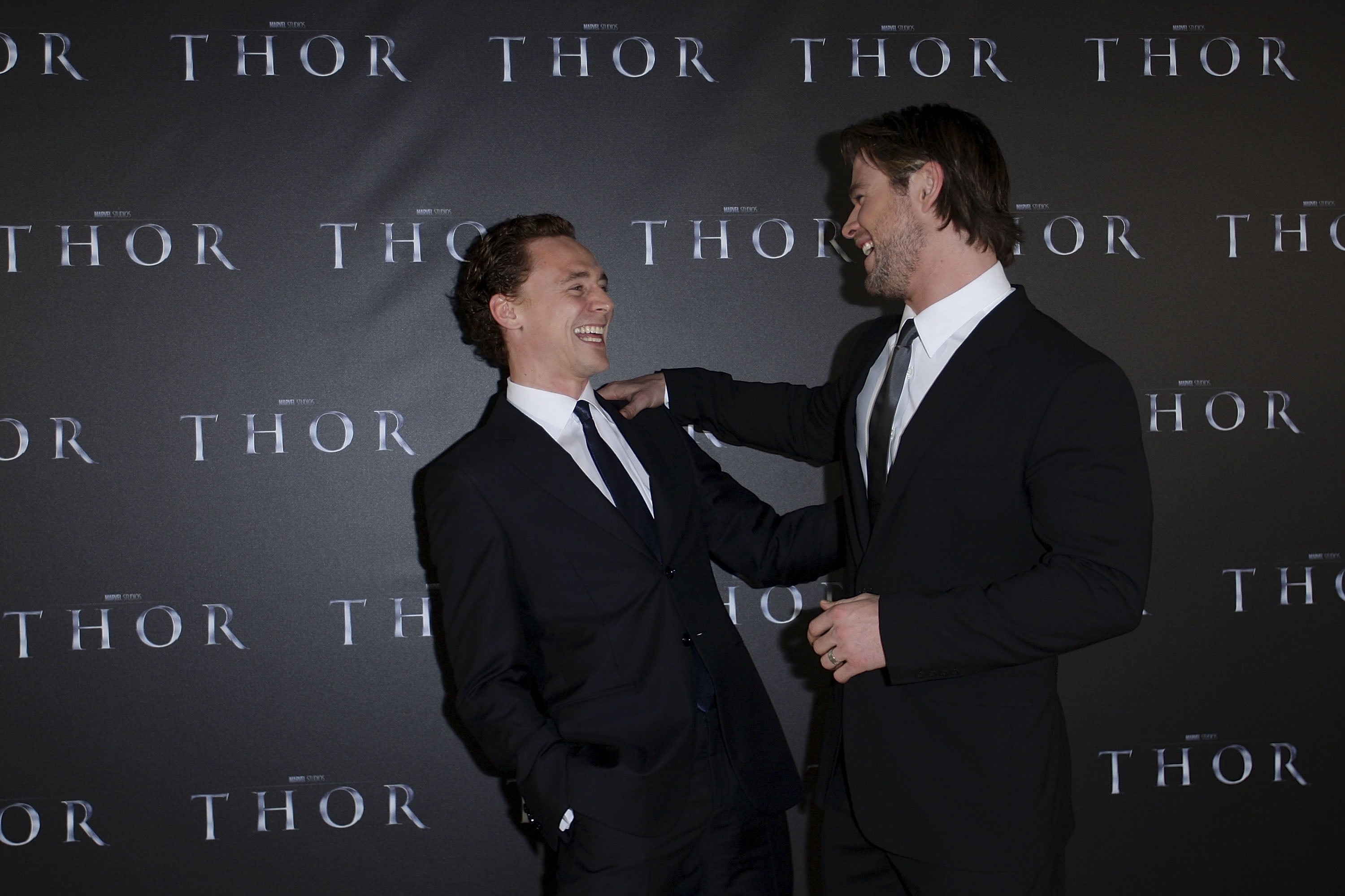 adult, dinner, two people, attending, indoors, chris hemsworth, humor, businessman, clothing, fame, suit, event, men, tom, people, communication, young adult, HD Wallpaper