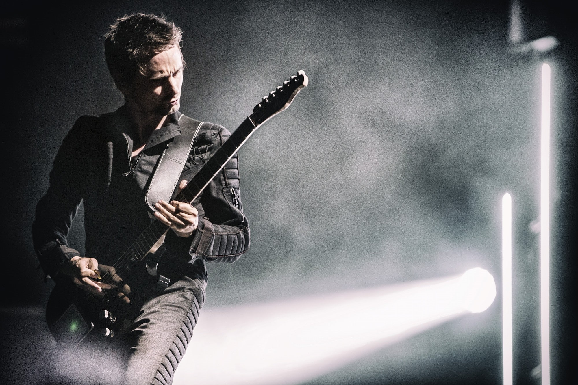 musical instrument, young men, stage, entertainment occupation, waist up, musician, one person, popular music concert, nightlife, music, concert, stage - performance space, HD Wallpaper