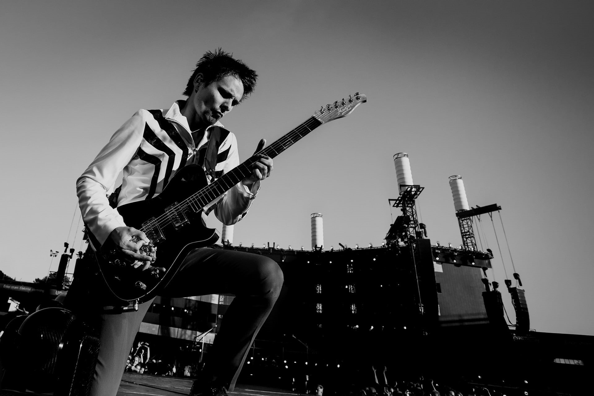 plucking an instrument, string instrument, arts culture and entertainment, young men, sky, young adult, low angle view, musician, music, skill, Muse, Matthew Bellamy, HD Wallpaper