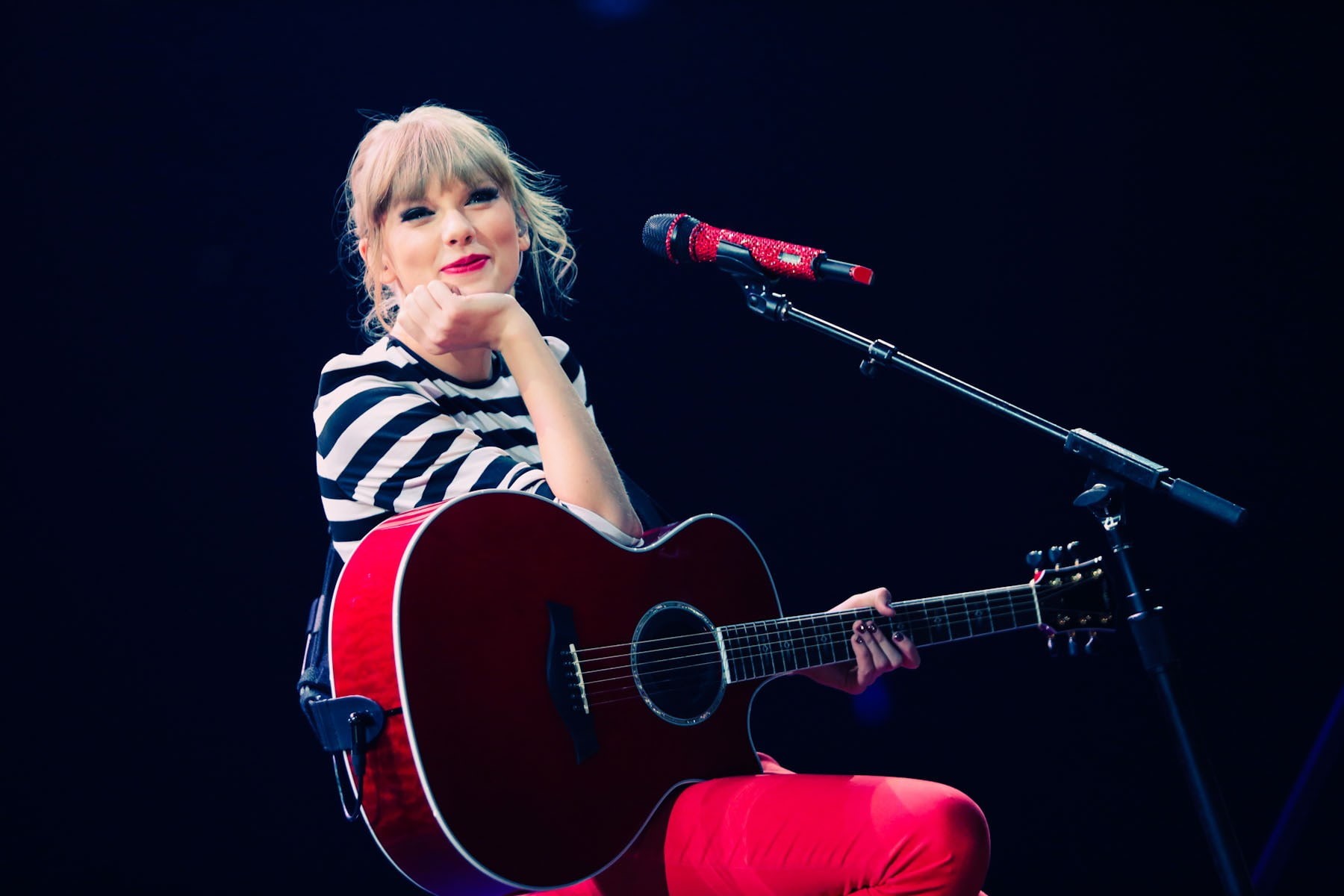 pop musician, black background, stage, musician, string instrument, women, acoustic guitar, guitar, musical equipment, arts culture and entertainment, blond hair, HD Wallpaper