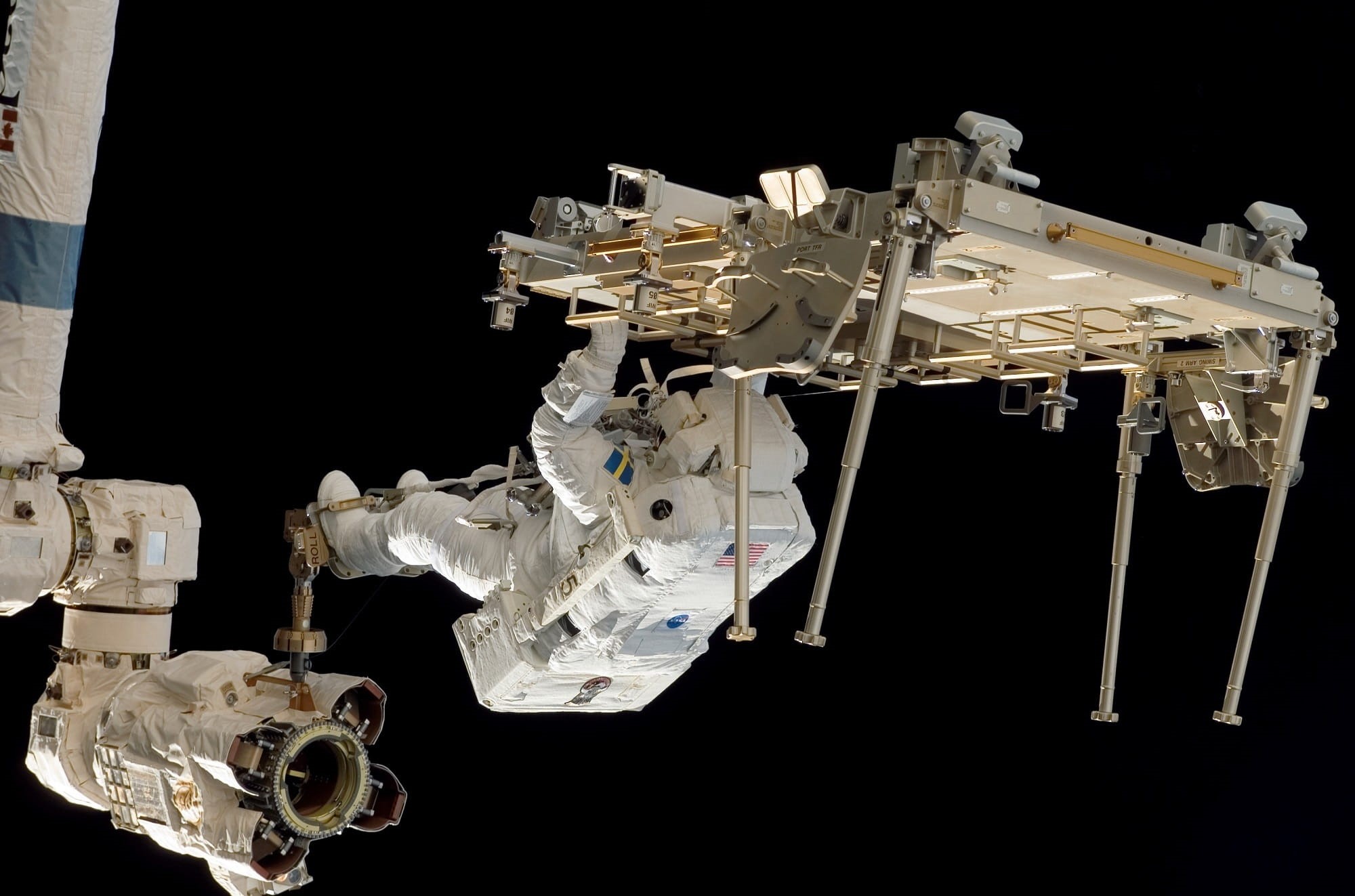 representation, black Background, spacecraft, reflection, still life, george Lucas, close-up, large group of objects, machinery, Cosmos, canadarm2, day, HD Wallpaper