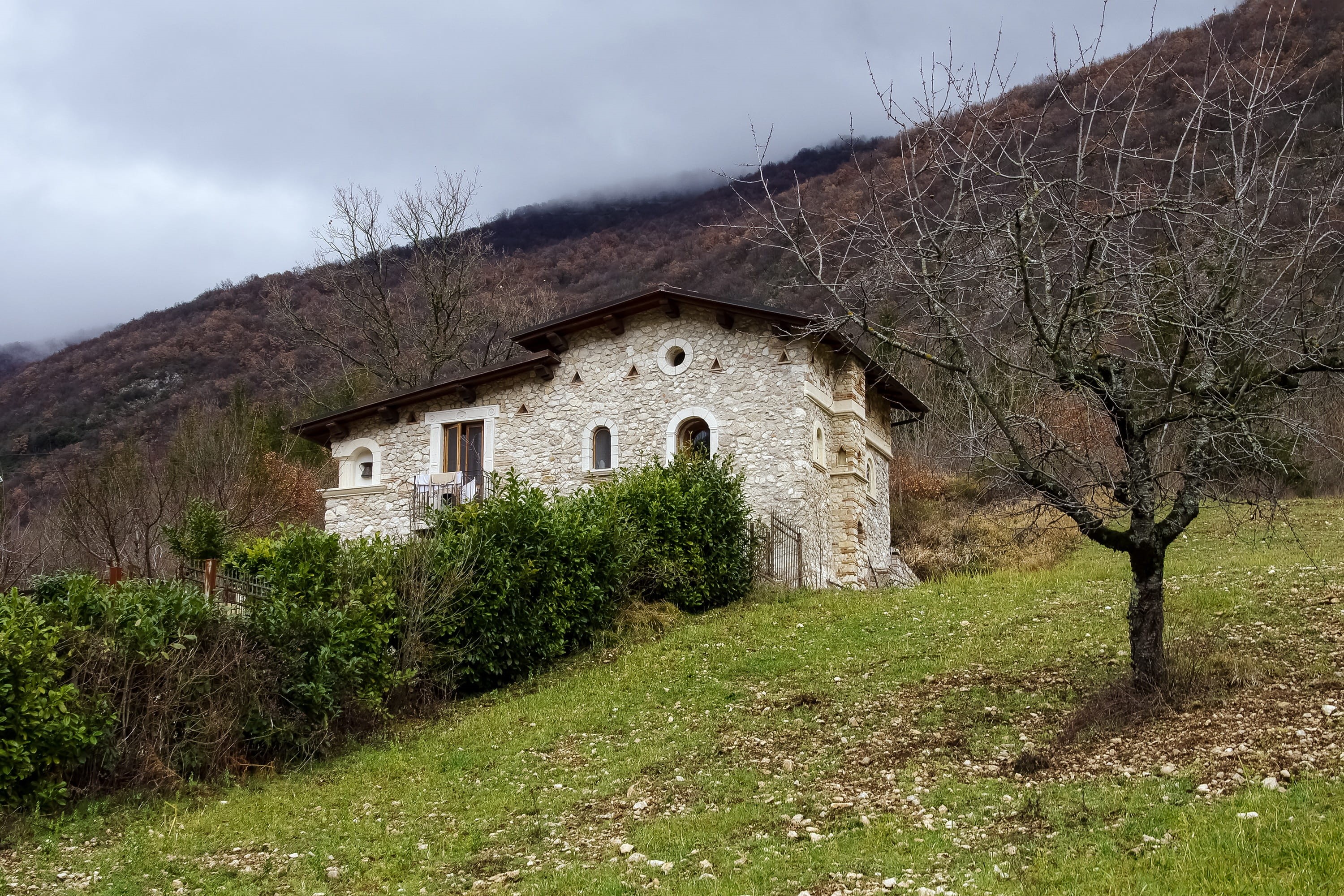 casa antica, grass, field, Castel Di Tora, farmhouse, rural scene, land, stone house, abandoned, landscape, fields, Rieti, architecture, building, Lazio, HD Wallpaper