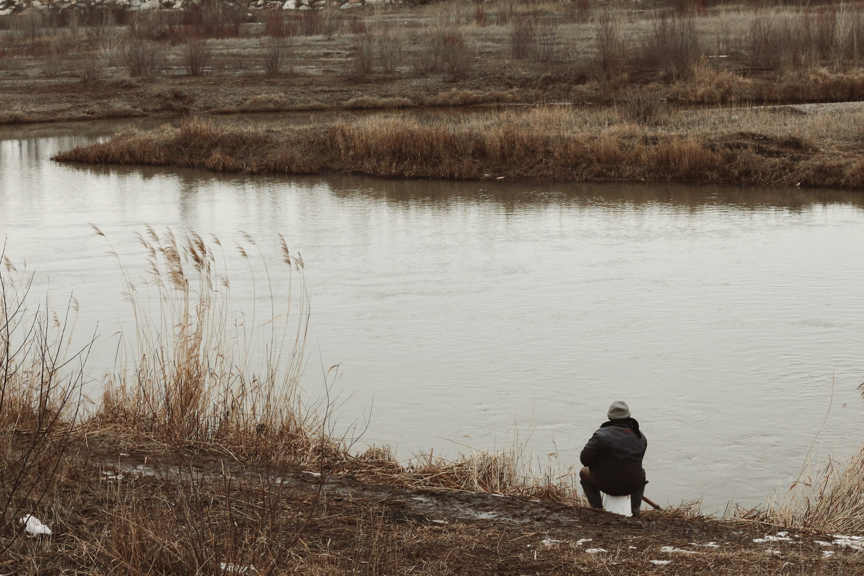 sitting, sivas, man, real people, leisure activity, grass, lifestyles, lakeshore, 2K, outdoors, beach, nature, water, tranquility, one person, fisher, HD Wallpaper