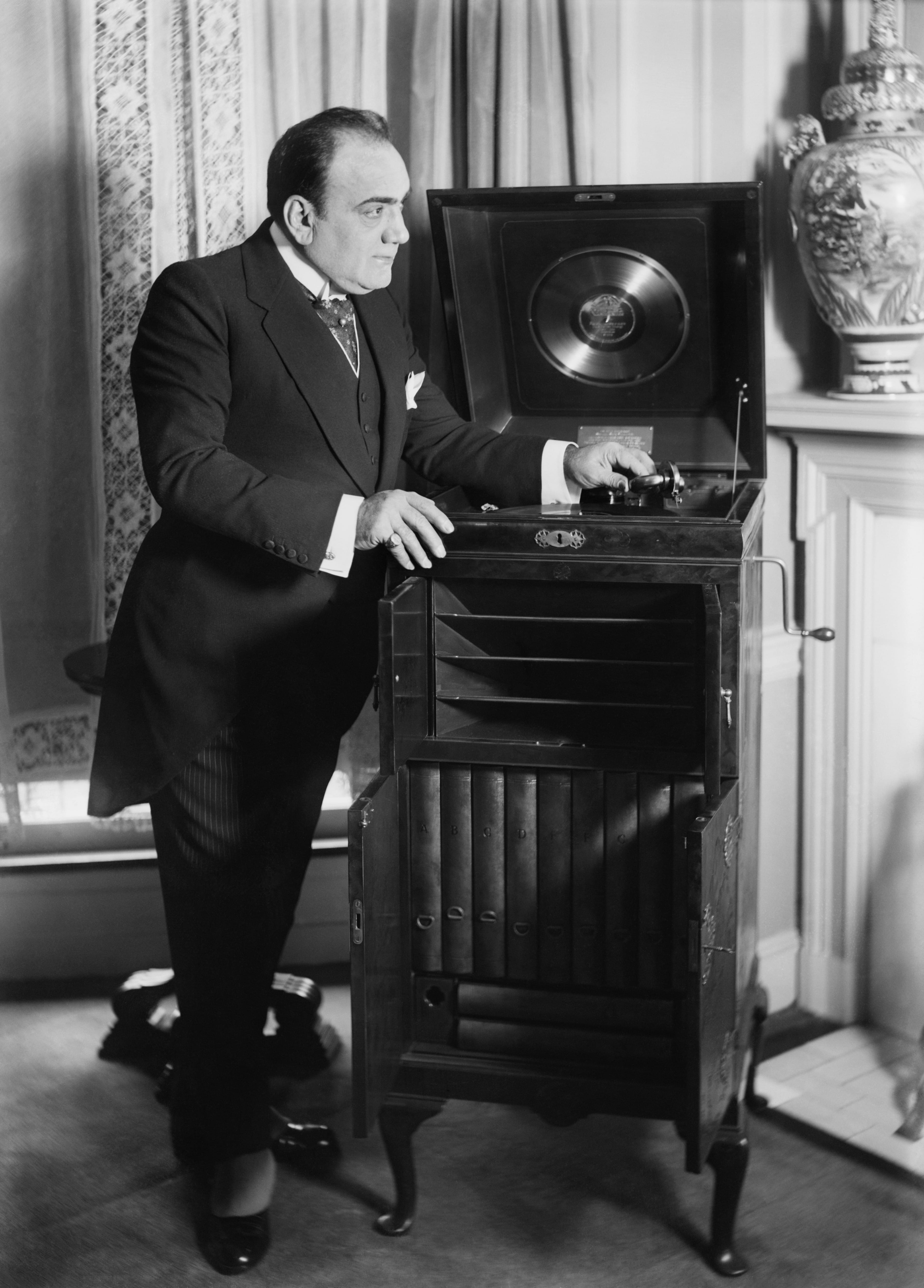 enrico caruso, standing, retro styled, one person, full length, adult, holding, home interior, black and white, old-fashioned, young men, technology, business, Phone HD Wallpaper