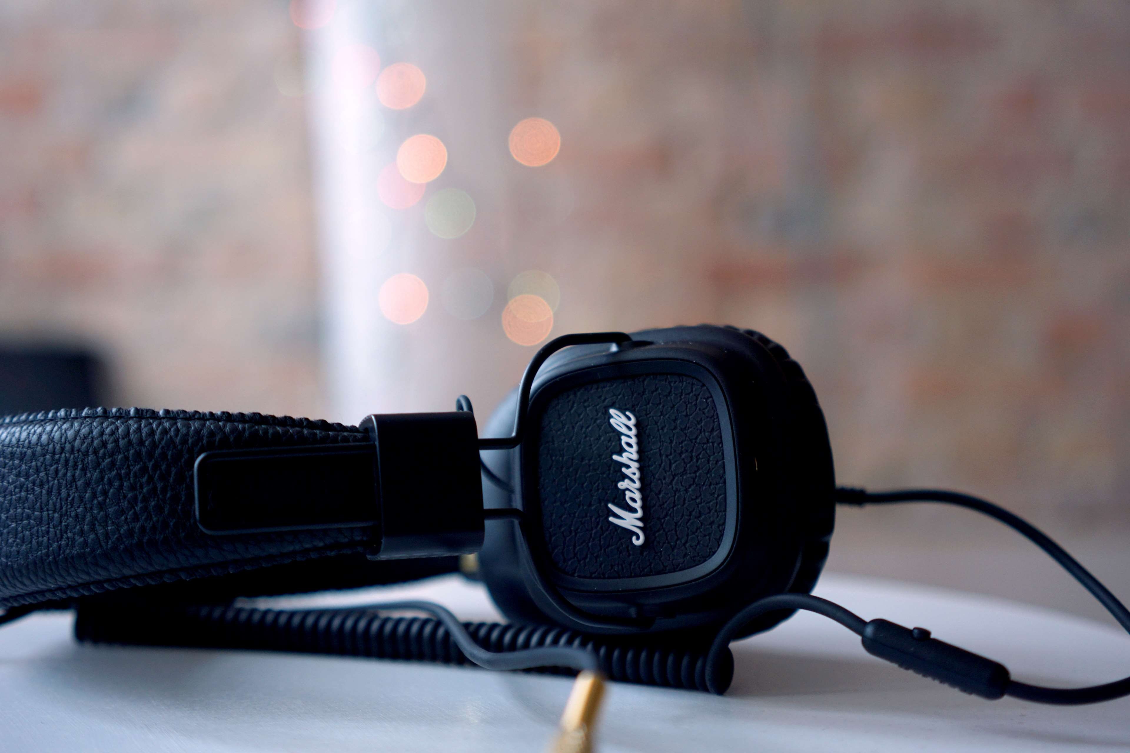 headphones, leisure, close-up, still life, listening, computer, technology, audio, business, contemporary, portable, indoors, wireless, modern, selective focus, HD Wallpaper