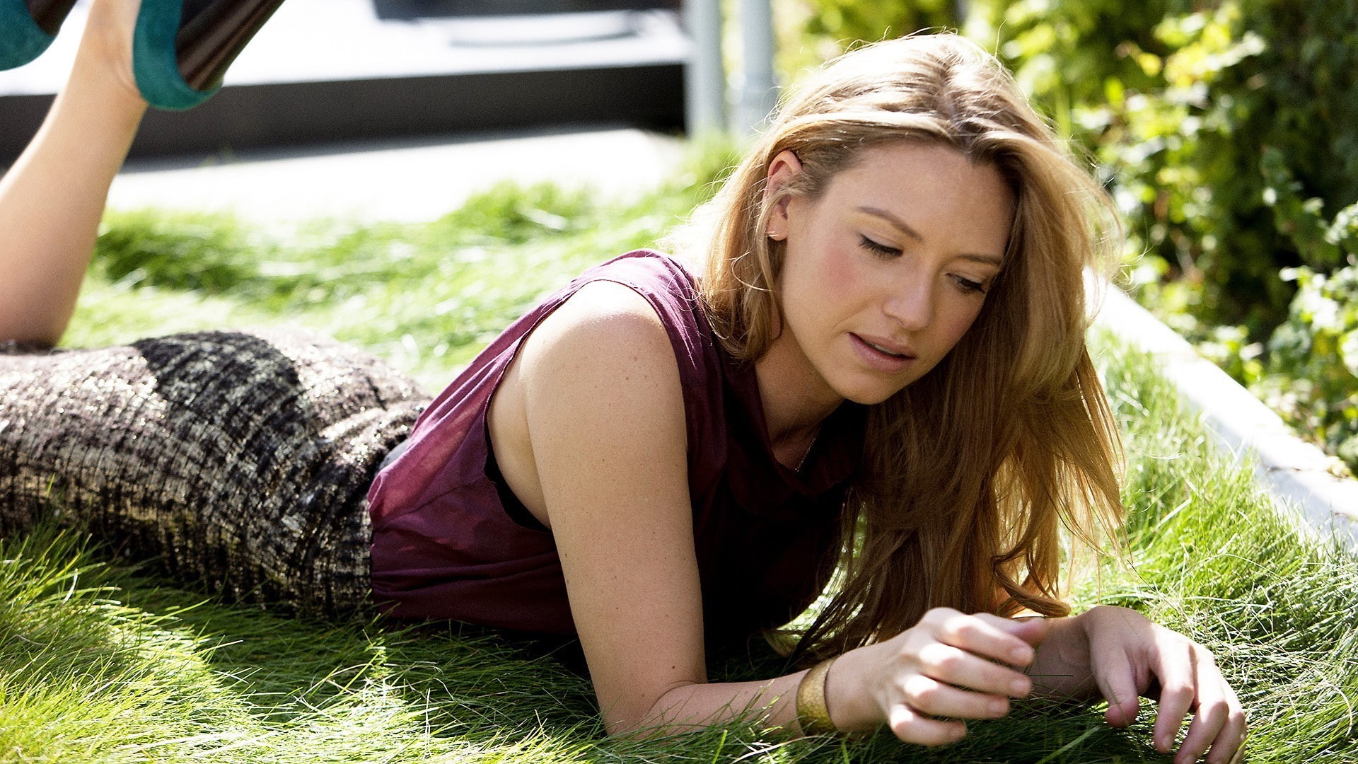 actress, lifestyles, Anna Torv, long hair, outdoors, relaxation, sitting, hair, casual clothing, day, leisure activity, women, beautiful woman, front view, HD Wallpaper