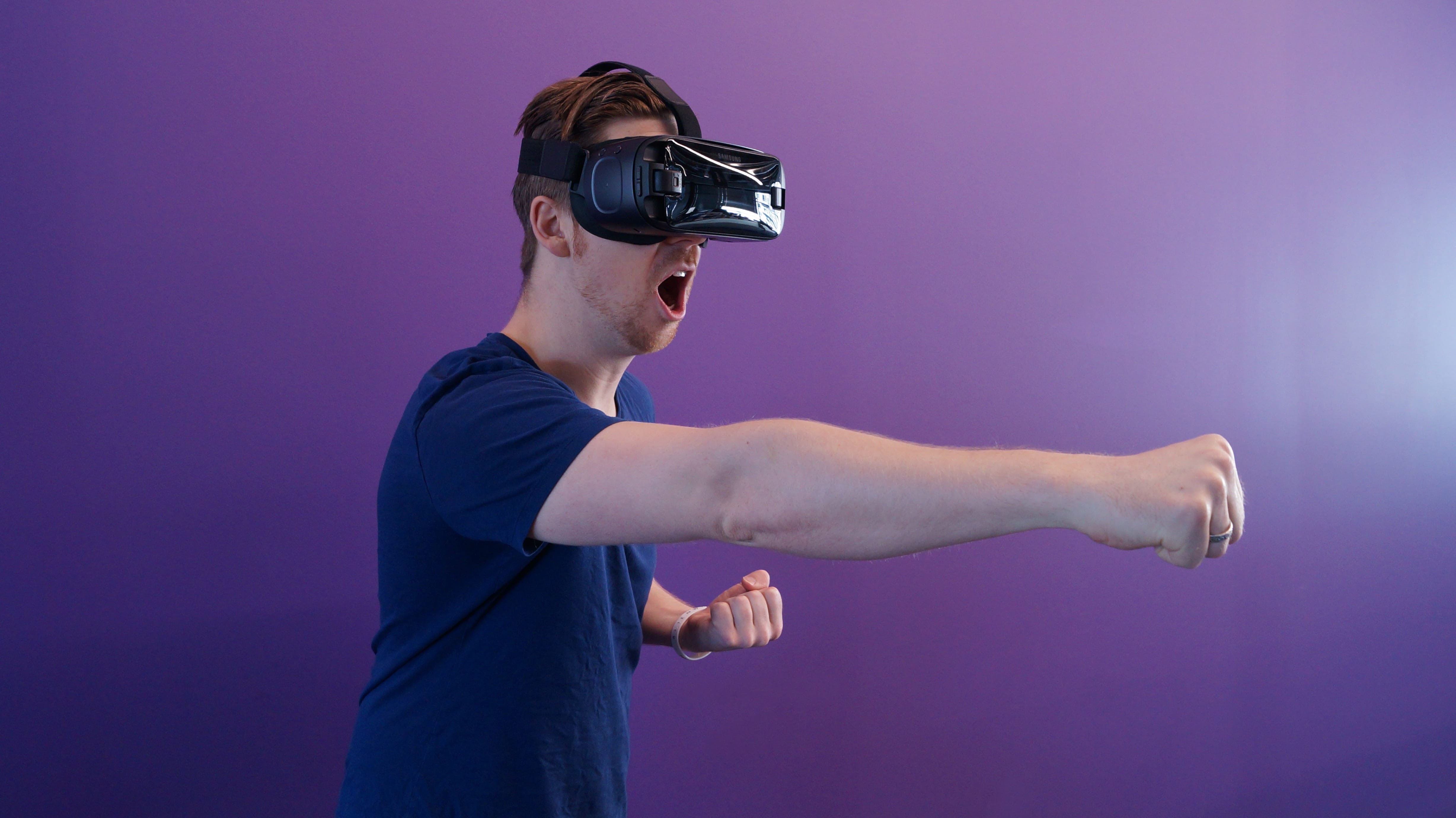 reality, side view, using, enjoyment, studio shot, hands, virtual reality headset, futuristic, casual clothing, looking, punch, male, vr, watching, wear, HD Wallpaper