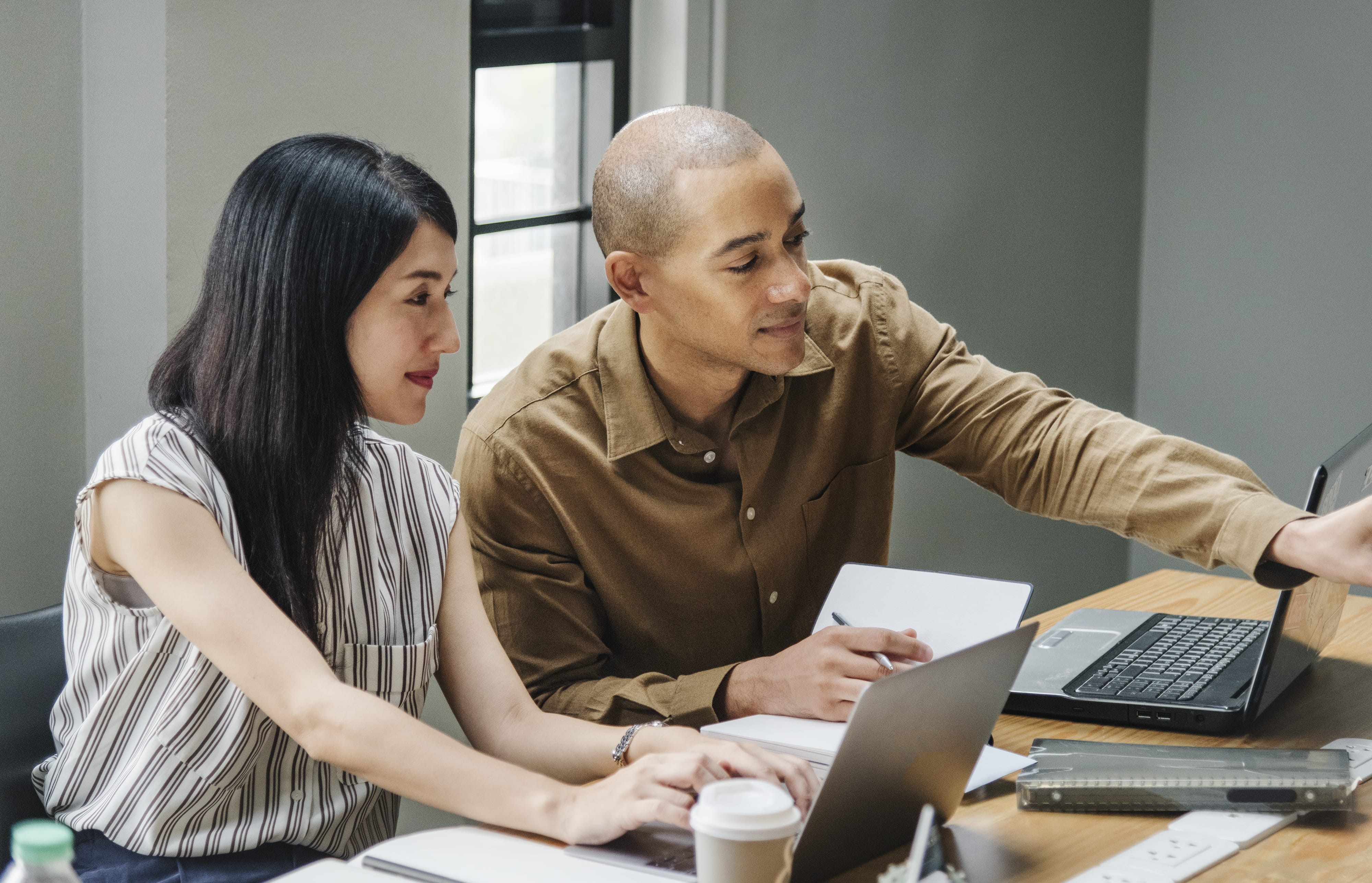 looking, cup, woman, two people, coworker, people, listening, colleagues, real people, desk, pointing, together, room, coffee, using laptop, indoors, discussing, HD Wallpaper