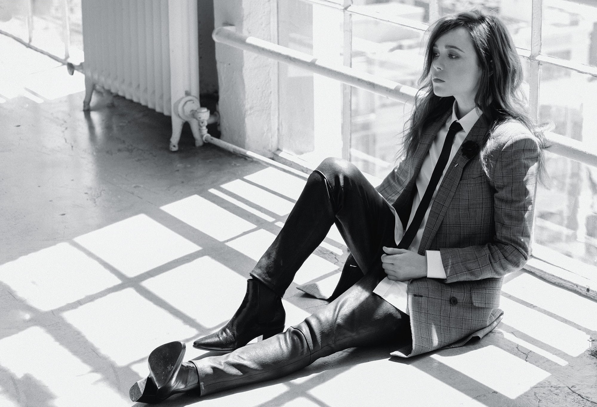 radiator, tie, sitting, 1080P, monochrome, on the floor, actress, celebrity, Ellen Page, HD Wallpaper