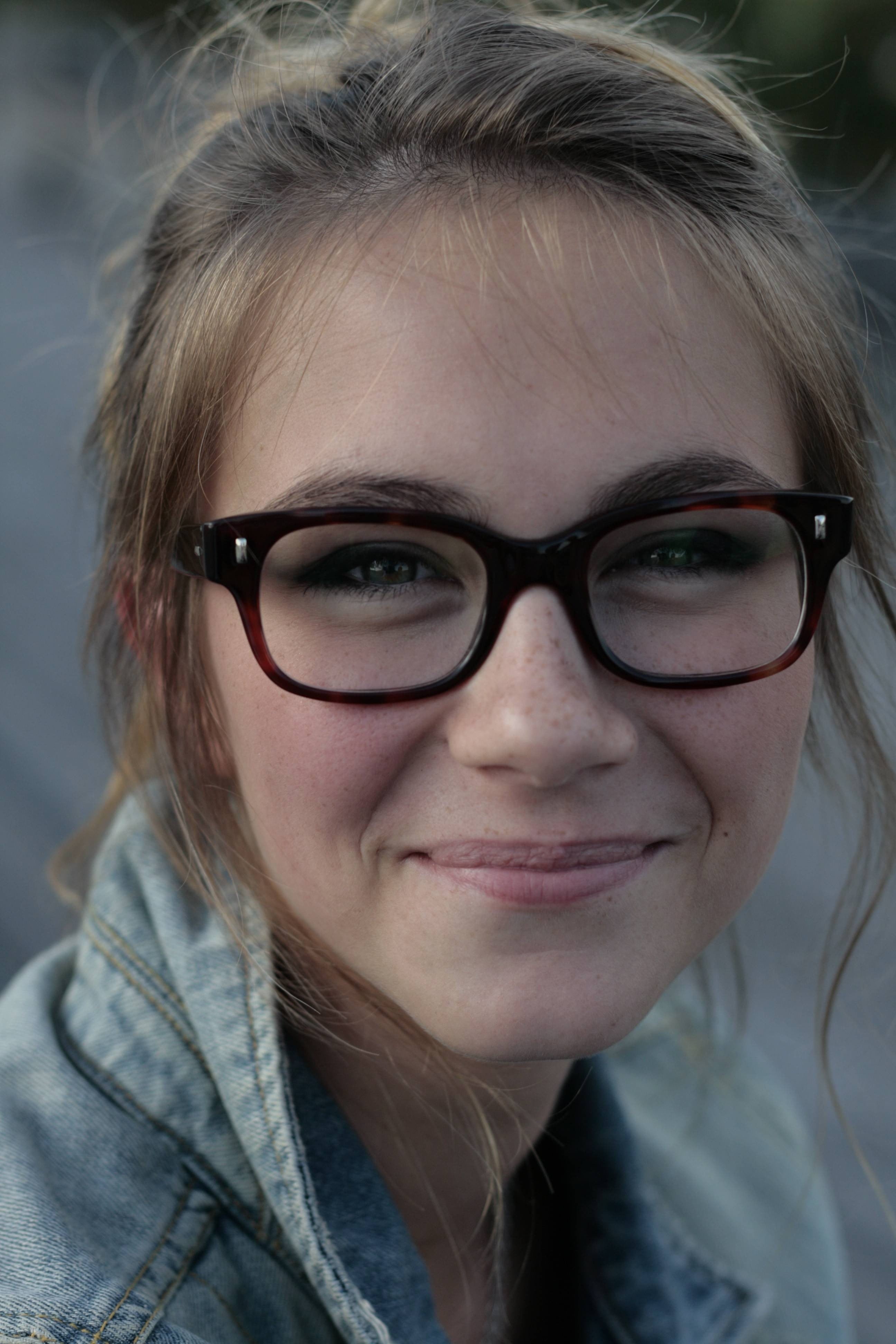 body part, headshot, wearing, 4K, hairstyle, blonde, smiling, teenager, woman, women with glasses, adult, real people, frame, close-up, one person, portrait, Phone HD Wallpaper