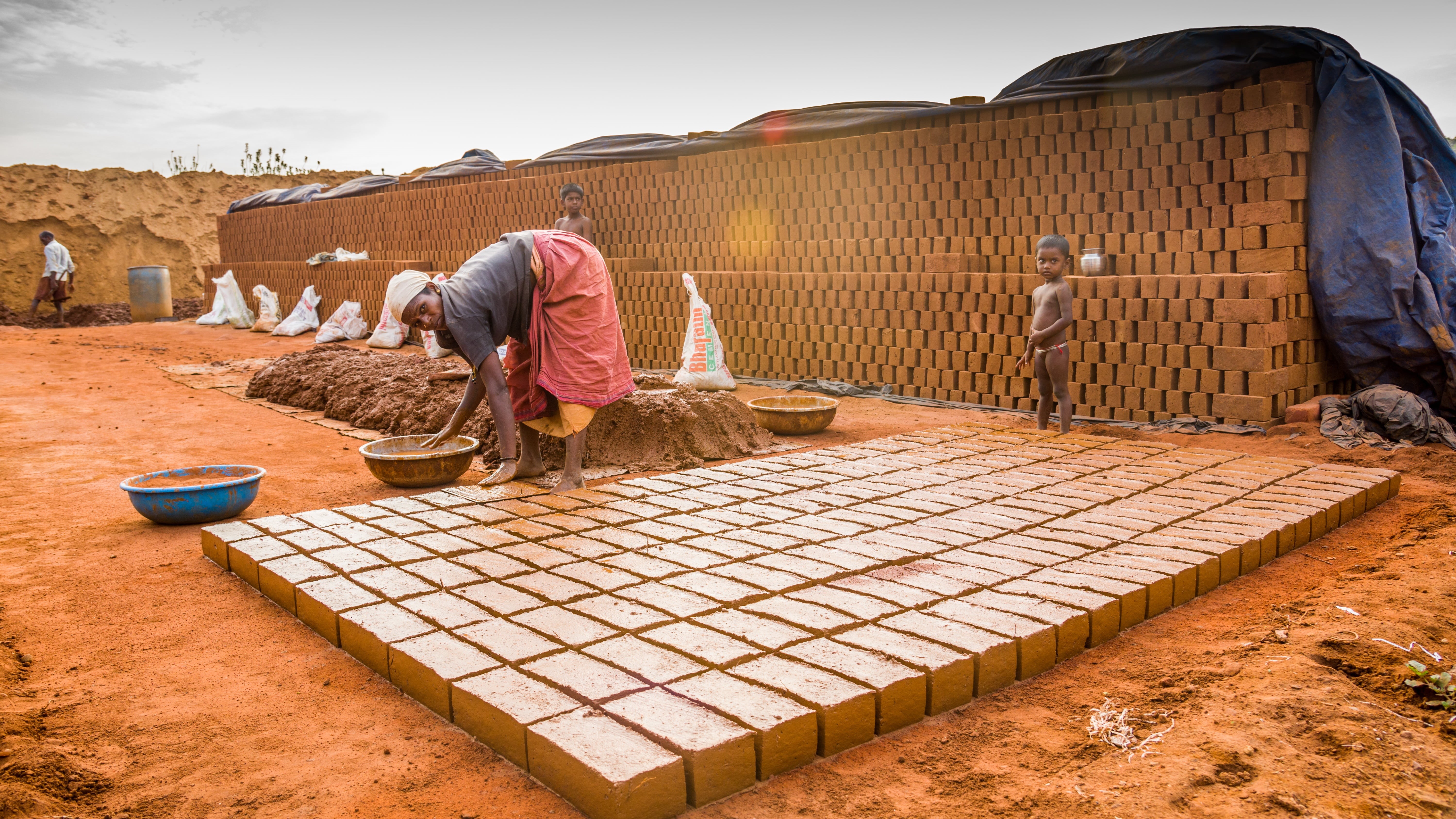 asia, poverty, tamilnadu, person, sengal, manual, repair, women, working, ground, traditional, basin, sky, outsource, touching, labourer, occupation, near, HD Wallpaper