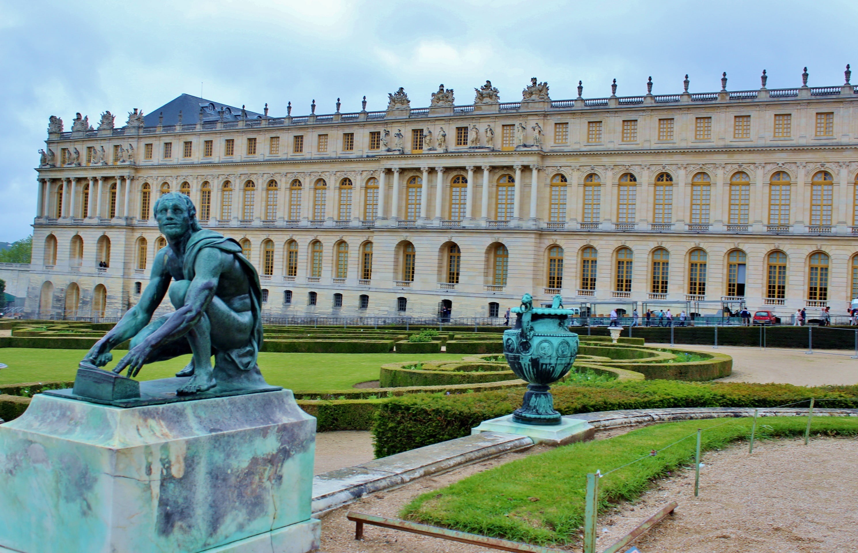 versailles, no people, male likeness, cloud - sky, representation, statue, landmark, building exterior, historic, paris, town Square, famous, marie antionette, HD Wallpaper