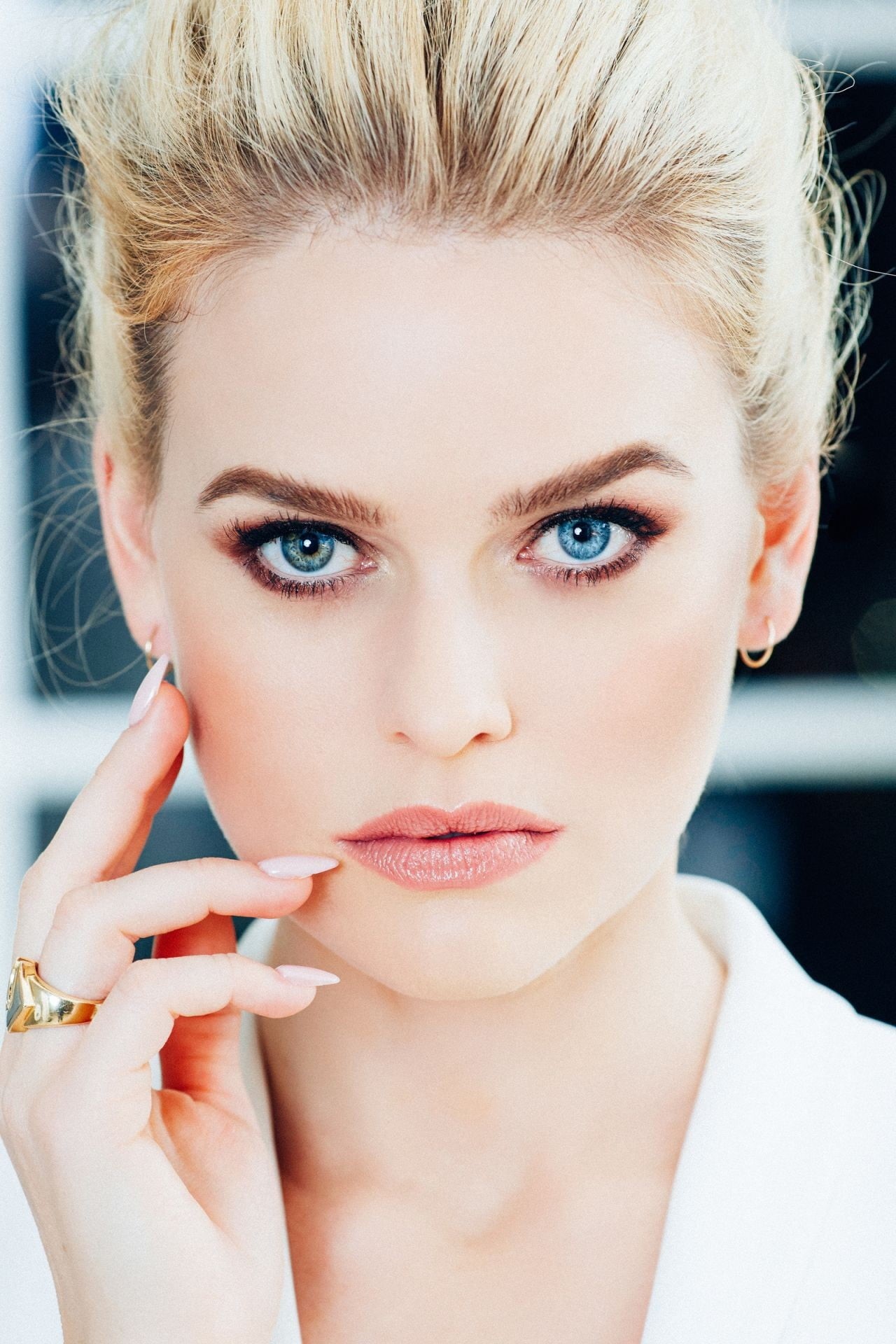 beauty, headshot, heterochromia, beautiful woman, looking at camera, close-up, human face, human body part, one person, gold, blonde, young adult, hand on face, Phone HD Wallpaper