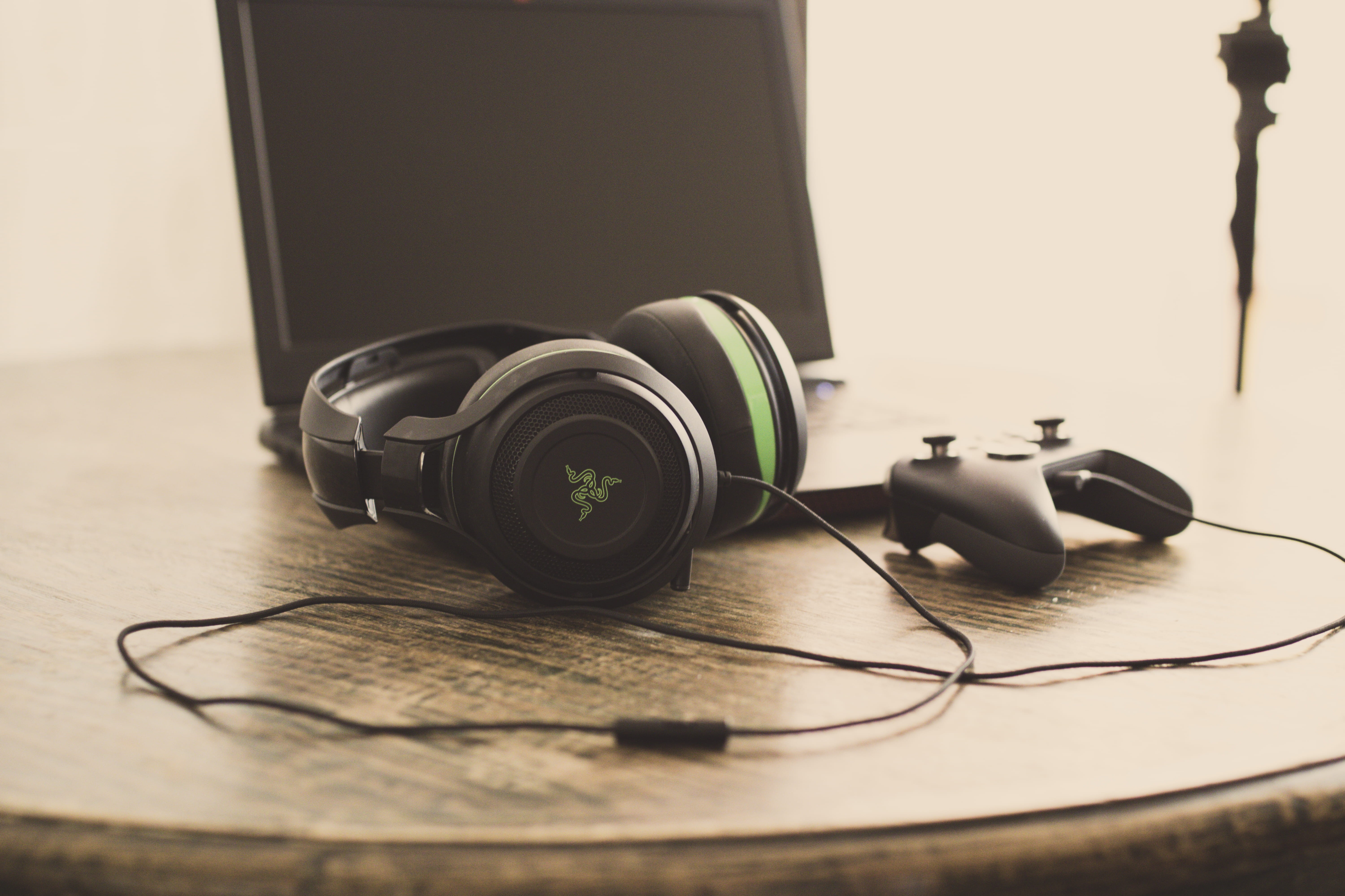close-up, still life, camera - photographic equipment, black color, selective focus, no people, headphones, xbox, gamer, connection, indoors, photography themes, HD Wallpaper