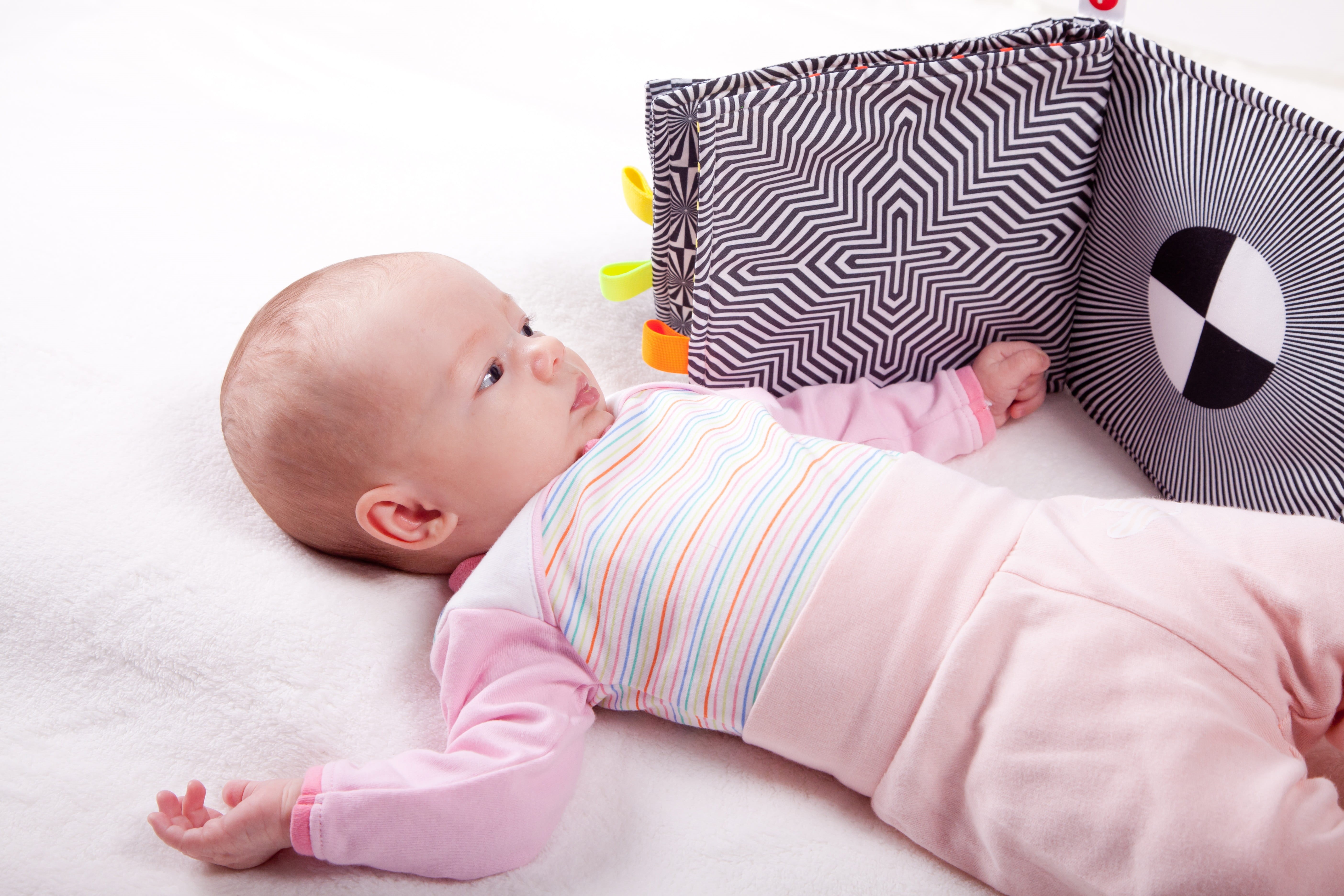 beginnings, family, the book is touch, relaxation, bed, the development of the vision, babyhood, baby clothing, toy, cute, small, innocence, new life, newborn, HD Wallpaper