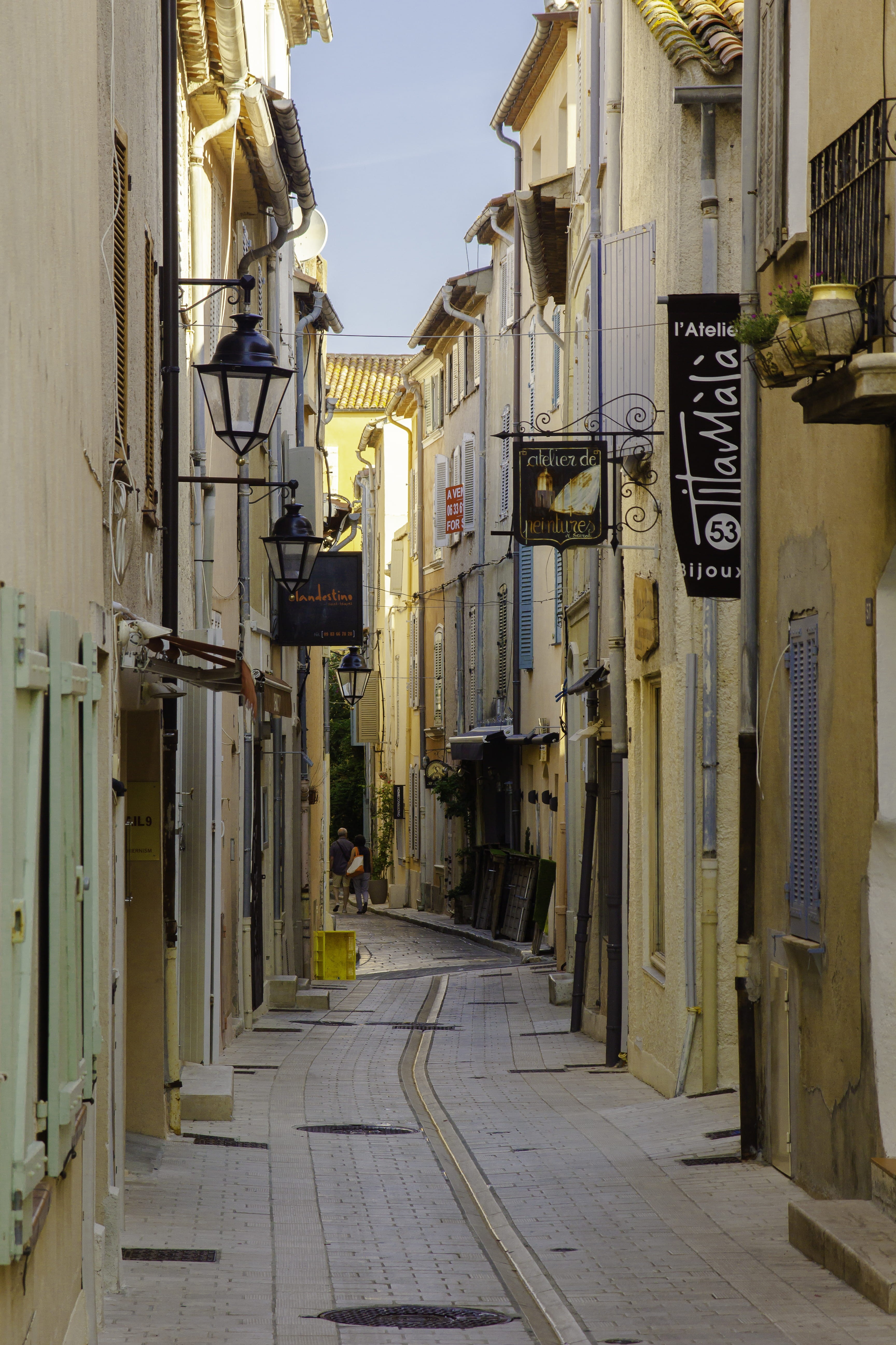 narrow, city, french riviera, built structure, france, footpath, authentic, charming, saint-tropez, mediterranean, residential district, no people, colored, Phone HD Wallpaper
