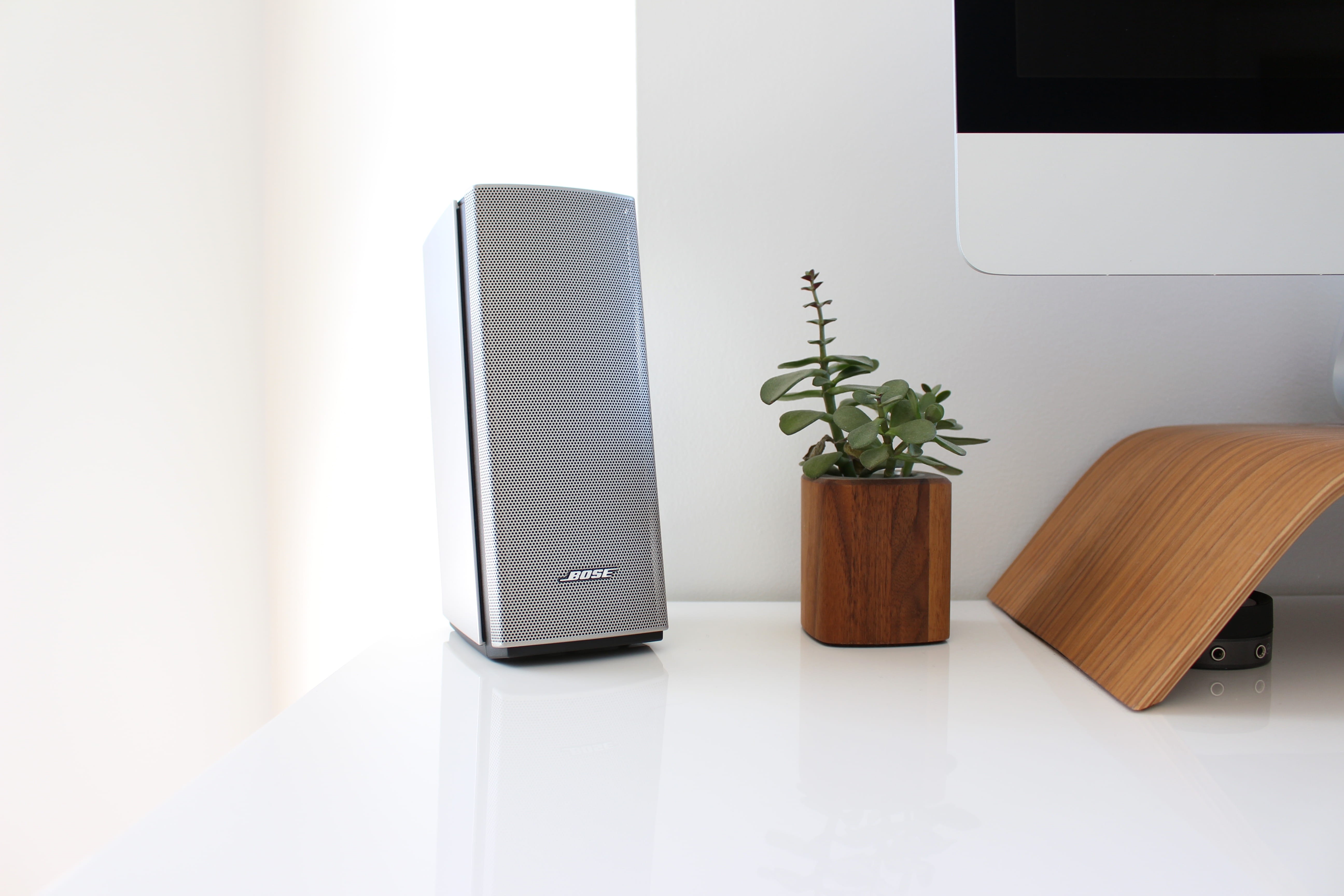 modern, houseplant, computer, near, wooden, clean, multimedia, chair, potted plant, minimal, home showcase interior, flooring, day, gray, technology, business, HD Wallpaper