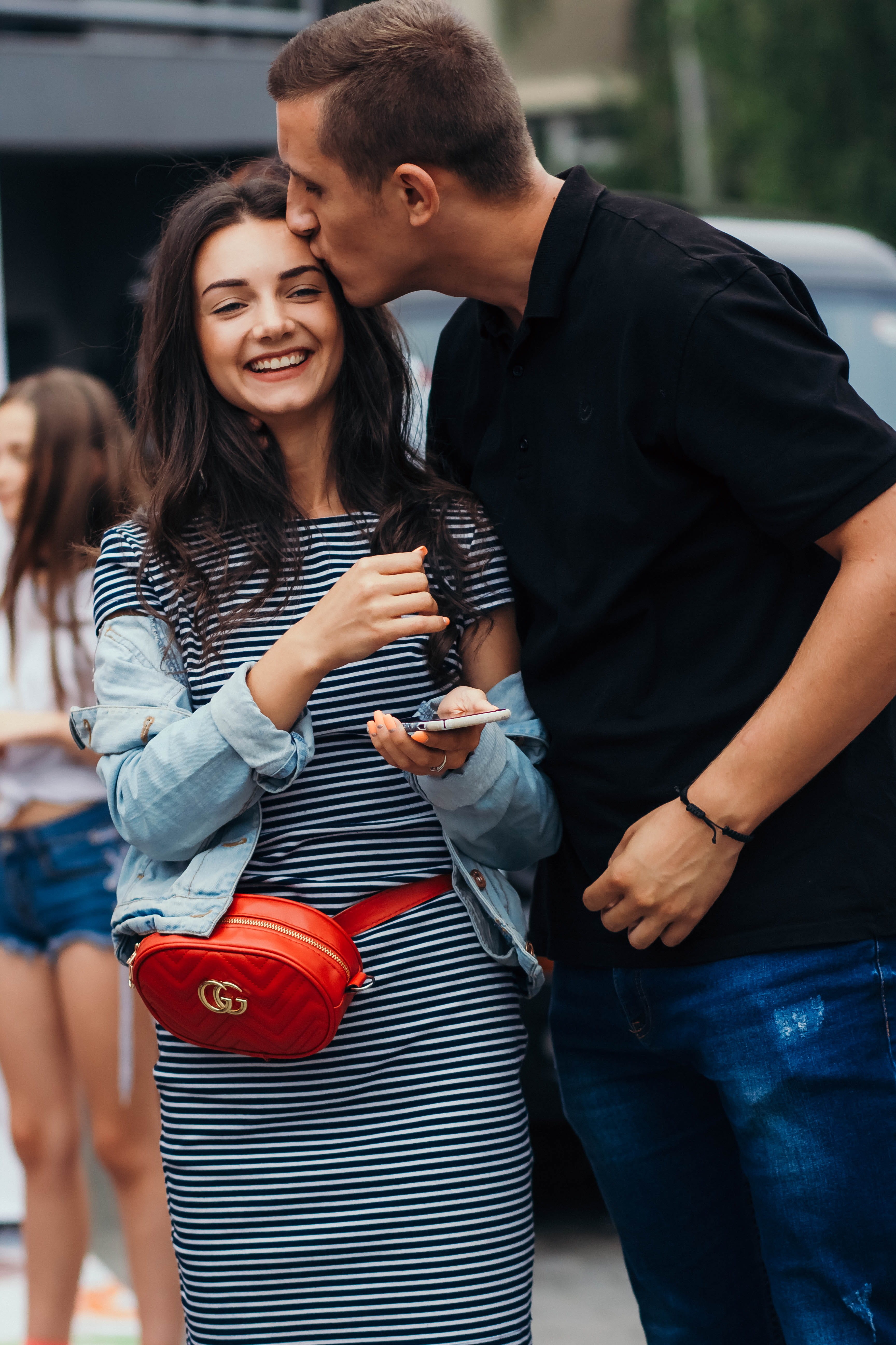 girl, together, adult, men, pretty, young adult, lady, kissing, friendship, emotion, couple, love, focus, bonding, standing, casual clothing, photo, leisure, Phone HD Wallpaper