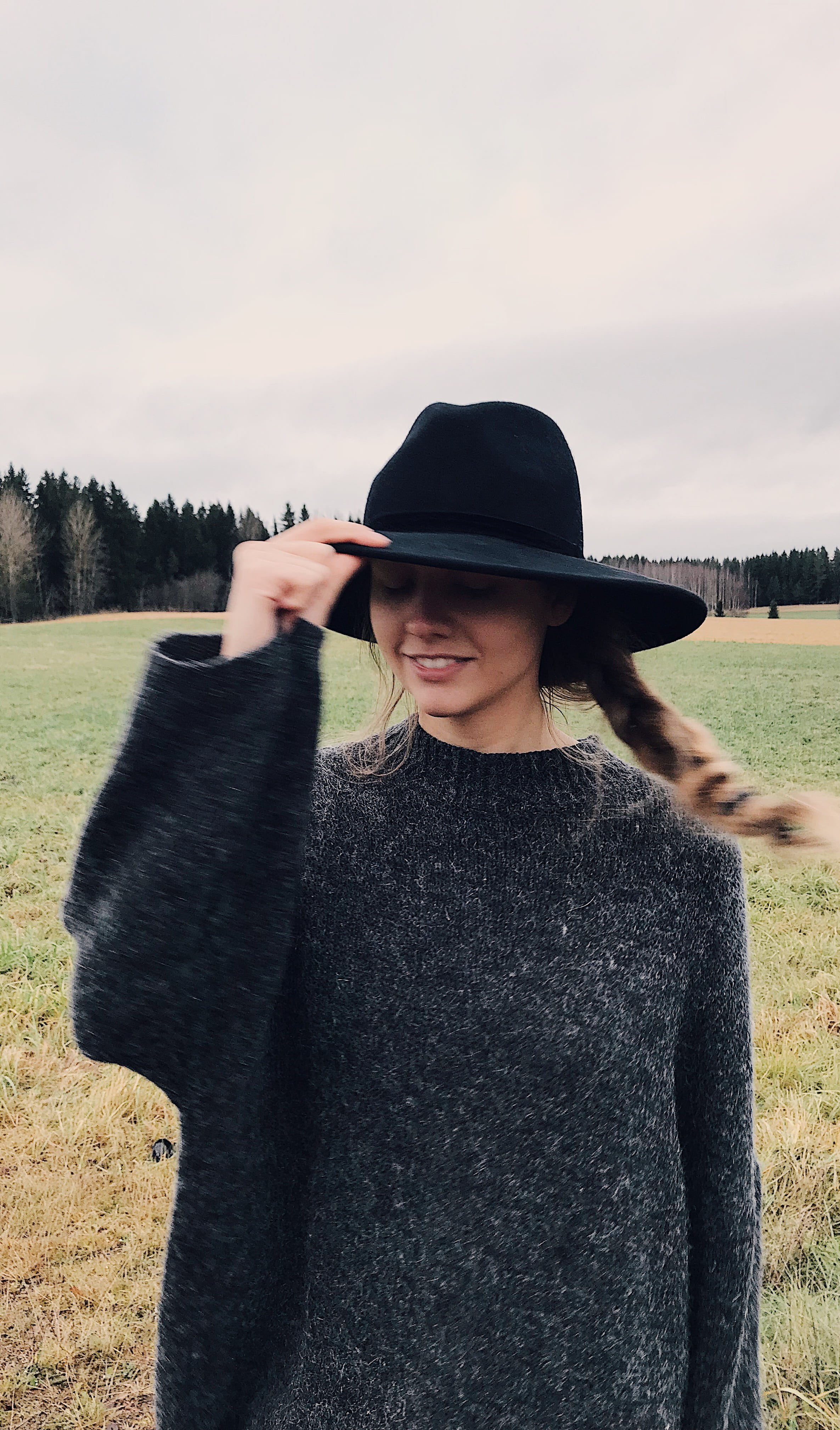 field, fall, beautiful, enjoyment, young women, clothing, pose, hat, explore, young adult, smile, model, day, land, wearing, face, fashion, hairstyle, wanderlust, Phone HD Wallpaper