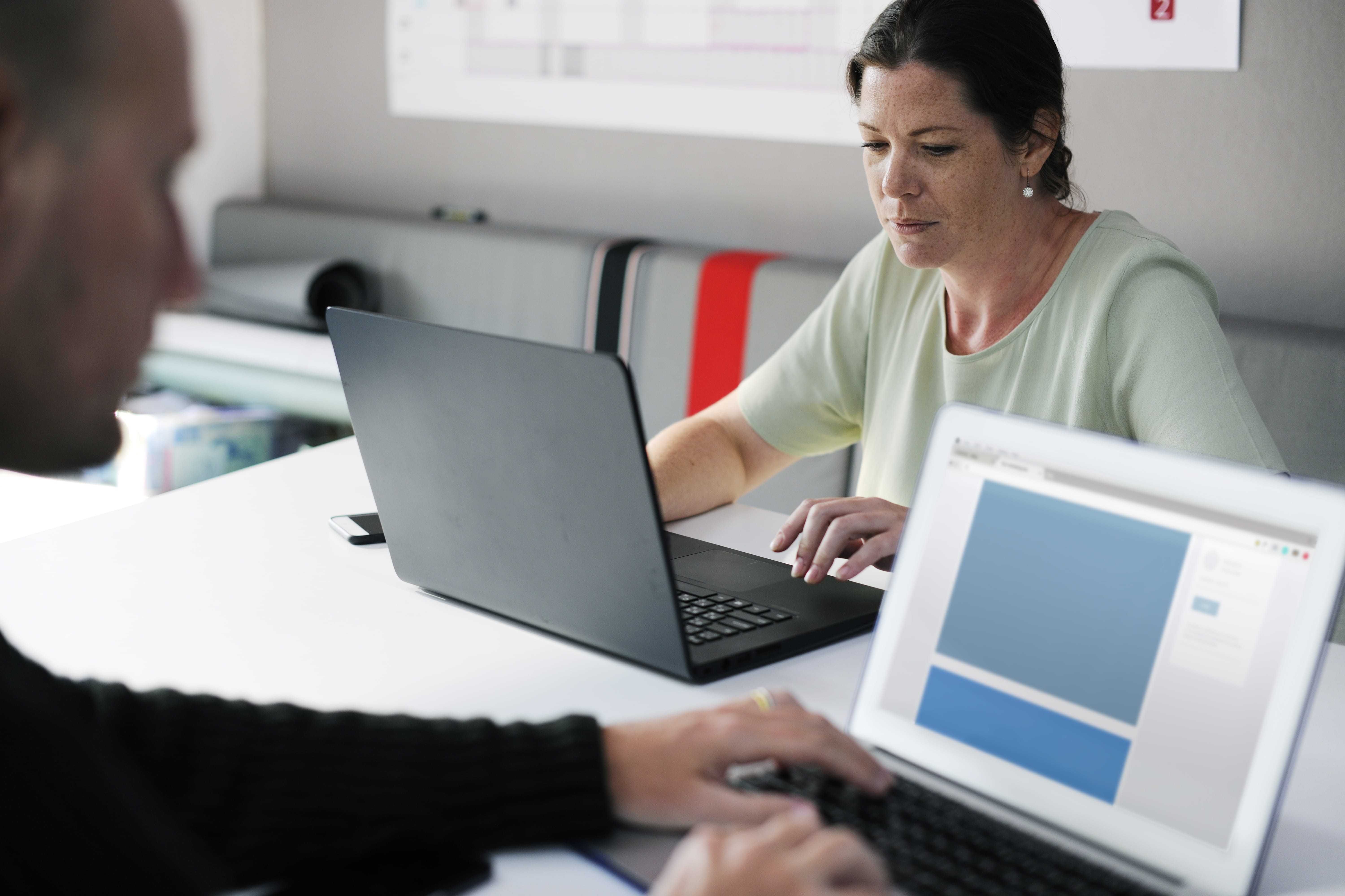 working, task, company, connection, team, information, people, woman, communication, performance, serious, device, table, work, room, employee, workspace, HD Wallpaper